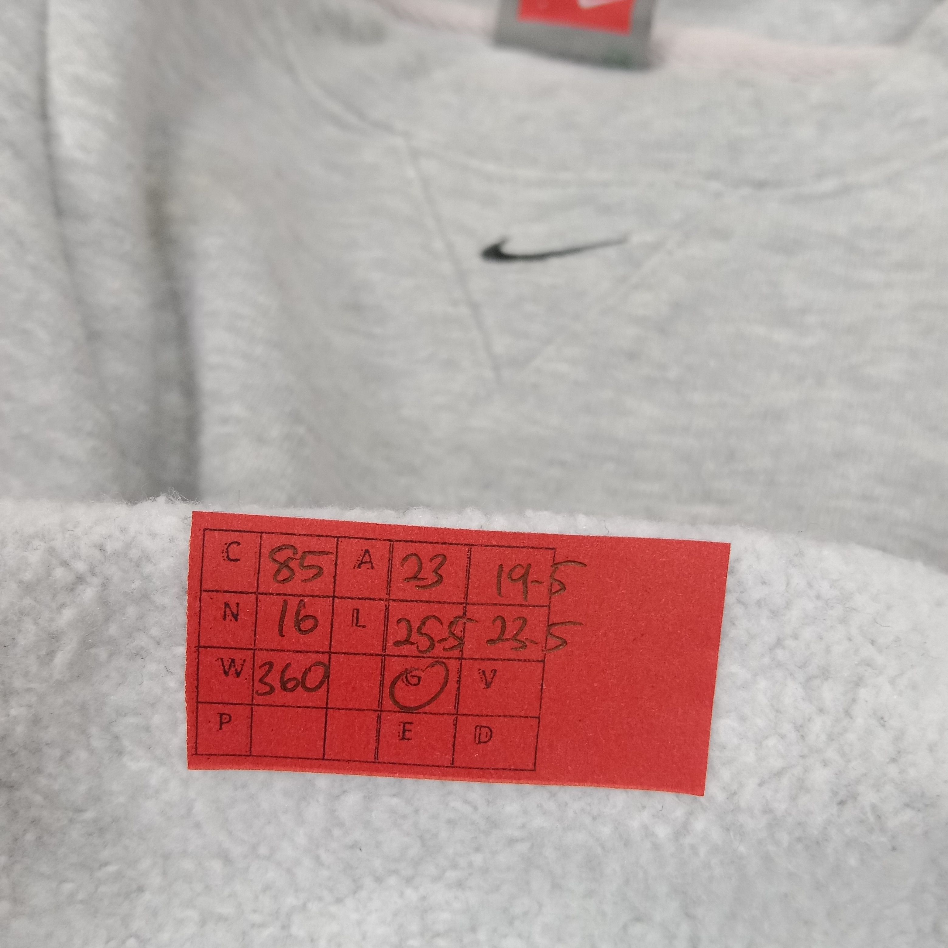 Nike Nike Center Logo Design Streetwear Vintage Sweatshirt Size US L / EU 52-54 / 3 - 9 Thumbnail