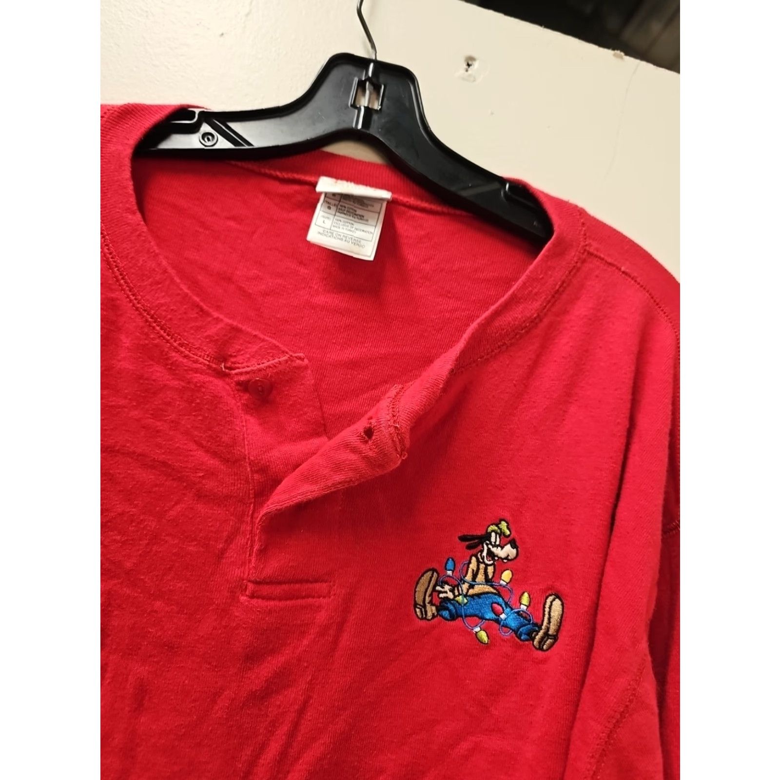 Disney VINTAGE Disney Goofy Christmas Henley Long Sleeve Shirt Unisex Adults L Red 1990s Mens Womens Boys Girls Size US L / EU 52-54 / 3 - 2 Thumbnail