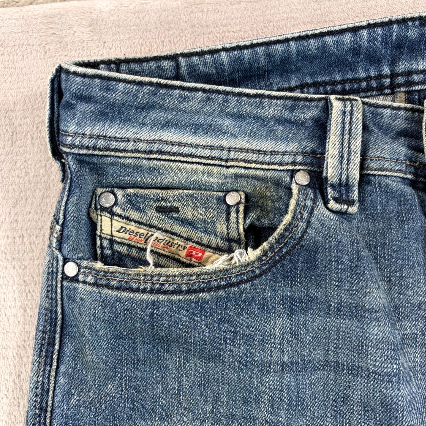 Diesel Diesel Thanaz Jeans in Blue Wash 0072J Men 31x34 Embroidered Pockets Size US 29 - 2 Thumbnail
