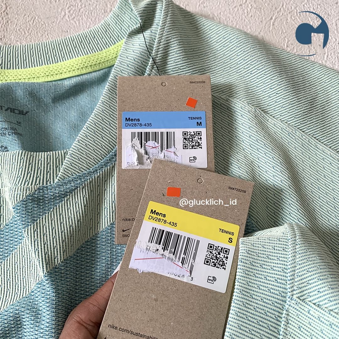Nike Nike, Court Short-Sleeved Rafa Tennis in Light Blue / White Size US S / EU 44-46 / 1 - 4 Thumbnail