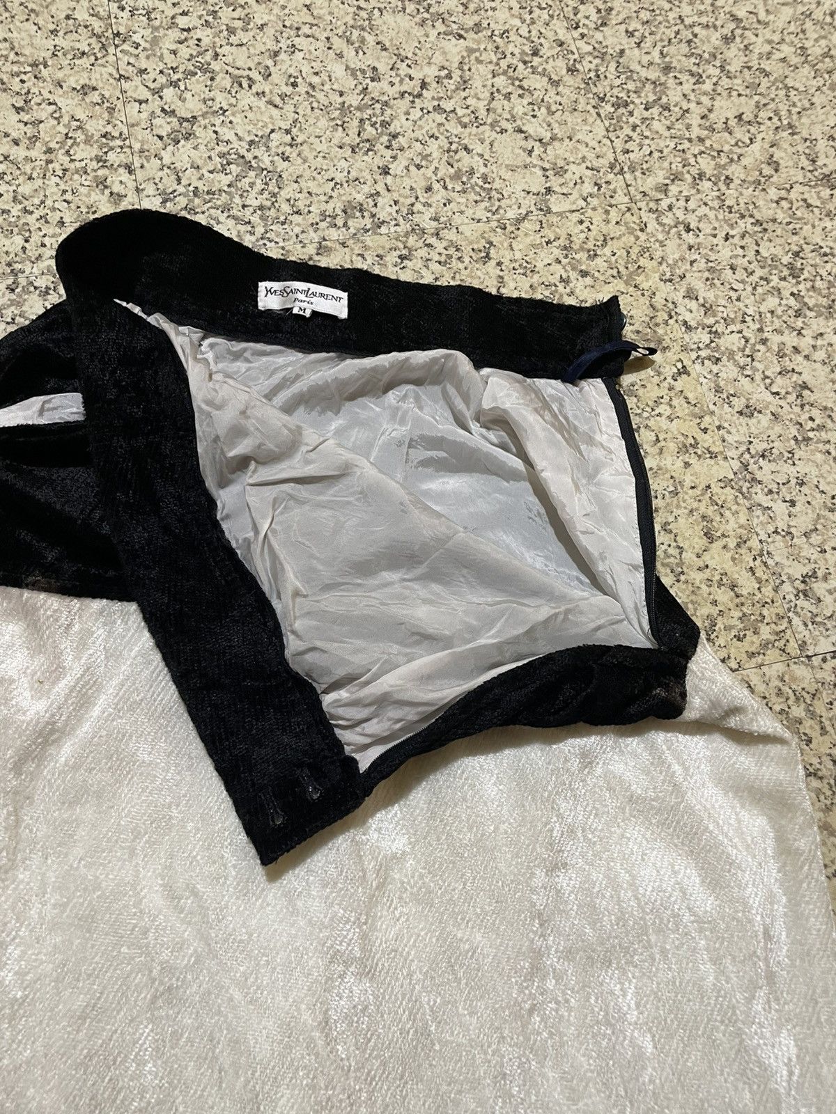 Yves Saint Laurent Vintage Yves Saint Laurent Rive Gauche Two-Tone Velvet Skirt Size 25" / US 0 / IT 36 - 8 Thumbnail