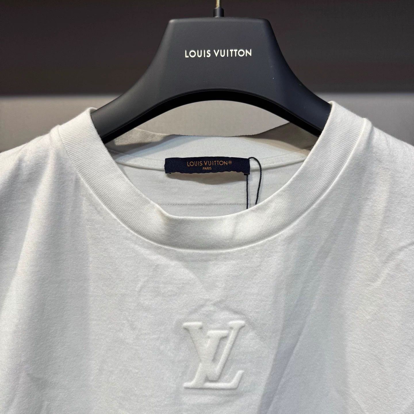 Louis Vuitton Louis Vuitton White Embossed Short Sleeve T-shirt L Size US L / EU 52-54 / 3 - 3 Thumbnail