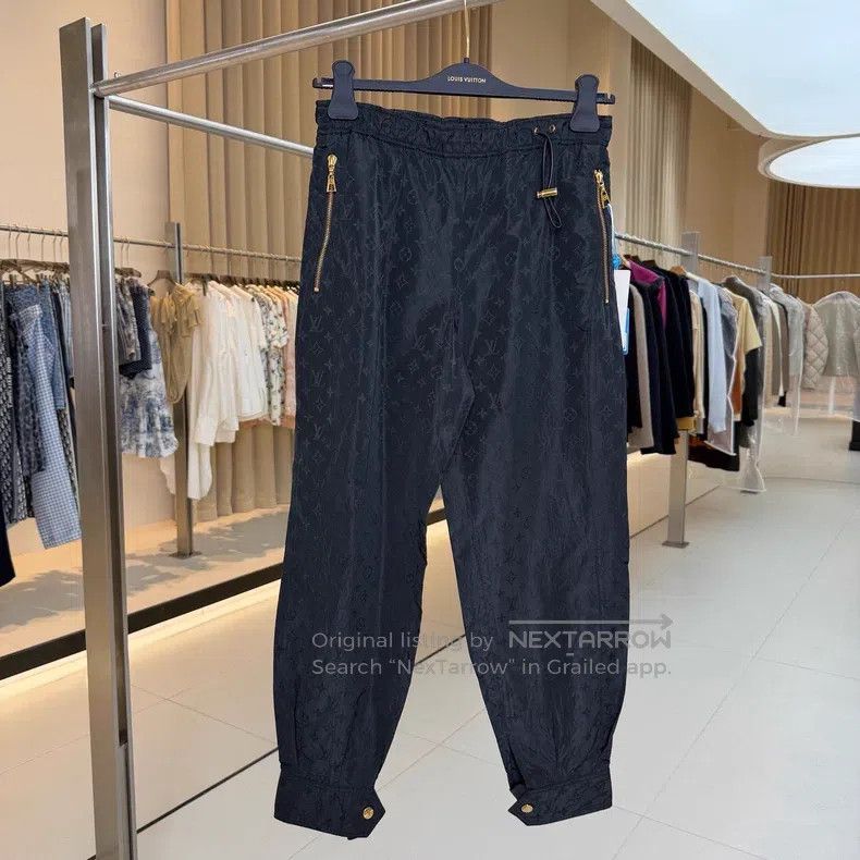 Louis Vuitton Louis Vuitton Black dark-print full-print assault cropped Size US 36 / EU 52 - 1 Thumbnail