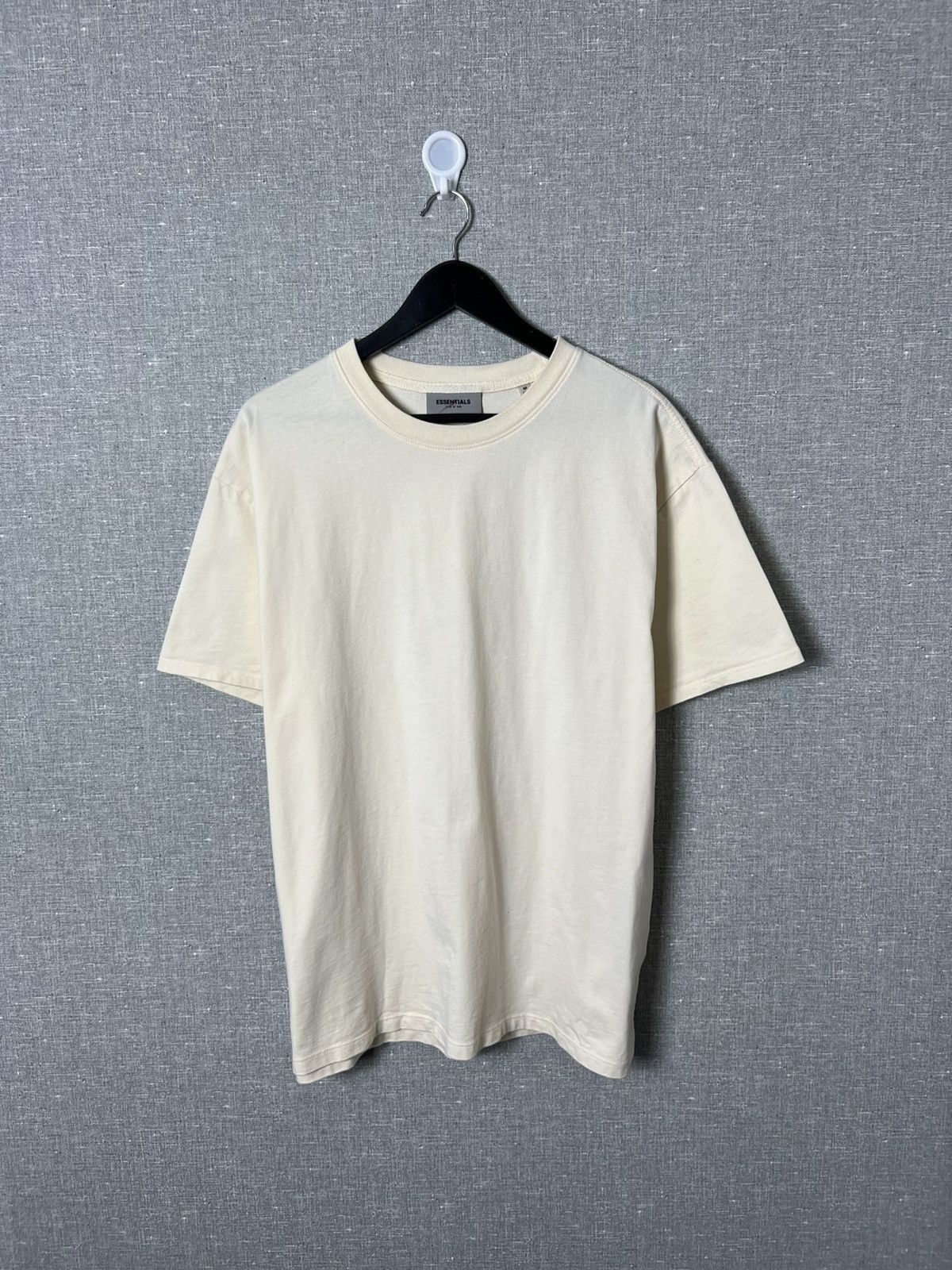 Fear of God FEAR OF GOD Essentials Back Big Logo Tee FOG Beige T-Shirt Size US M / EU 48-50 / 2 - 7 Thumbnail