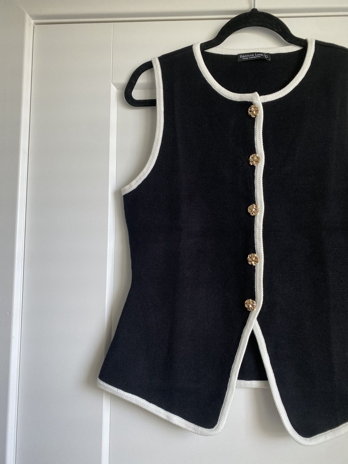 Other Emerson Lang Gold Button Crew Black Sweater Vest Size L NWT Size L / US 10 / IT 46 - 2 Thumbnail