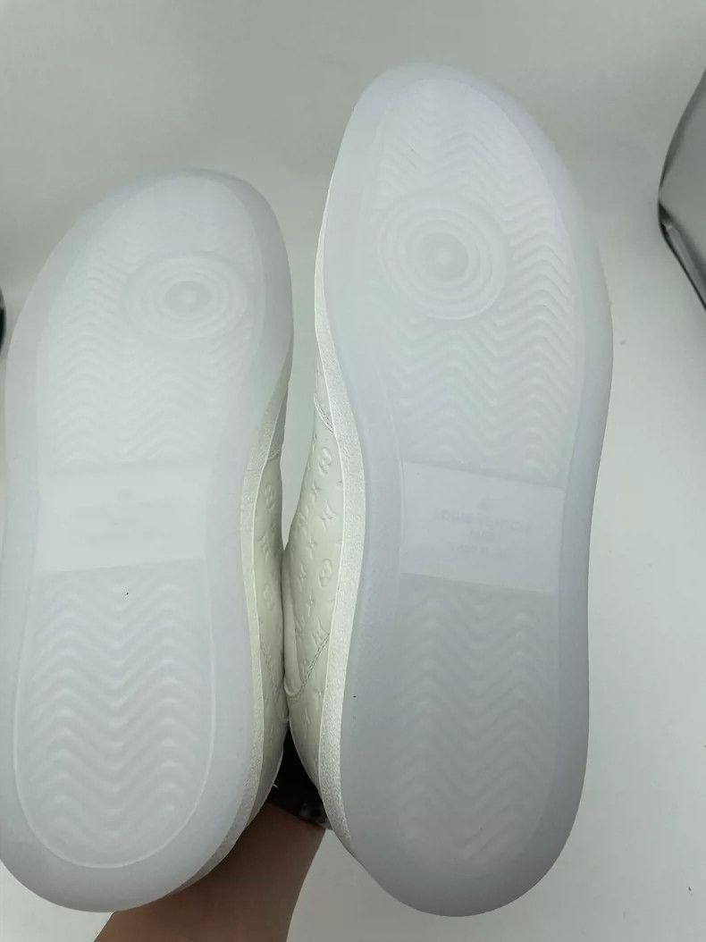 Louis Vuitton Louis Vuitton Embossed printed low-top casual shoes Size US 7 / EU 40 - 9 Thumbnail