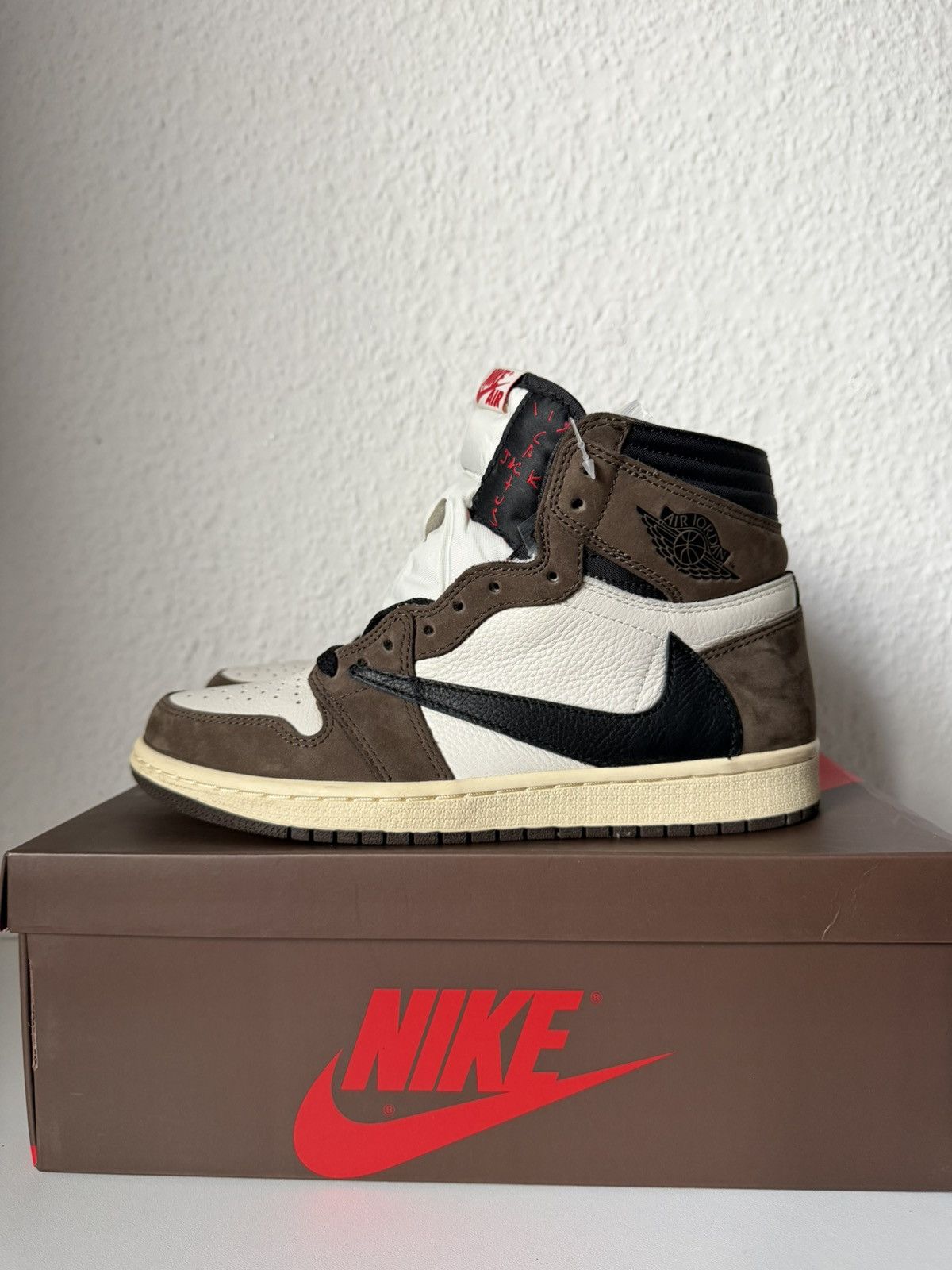 Jordan Brand × Travis Scott Jordan 1 High x Travis Scott mocha Size US 7.5 / EU 40-41 - 1 Thumbnail