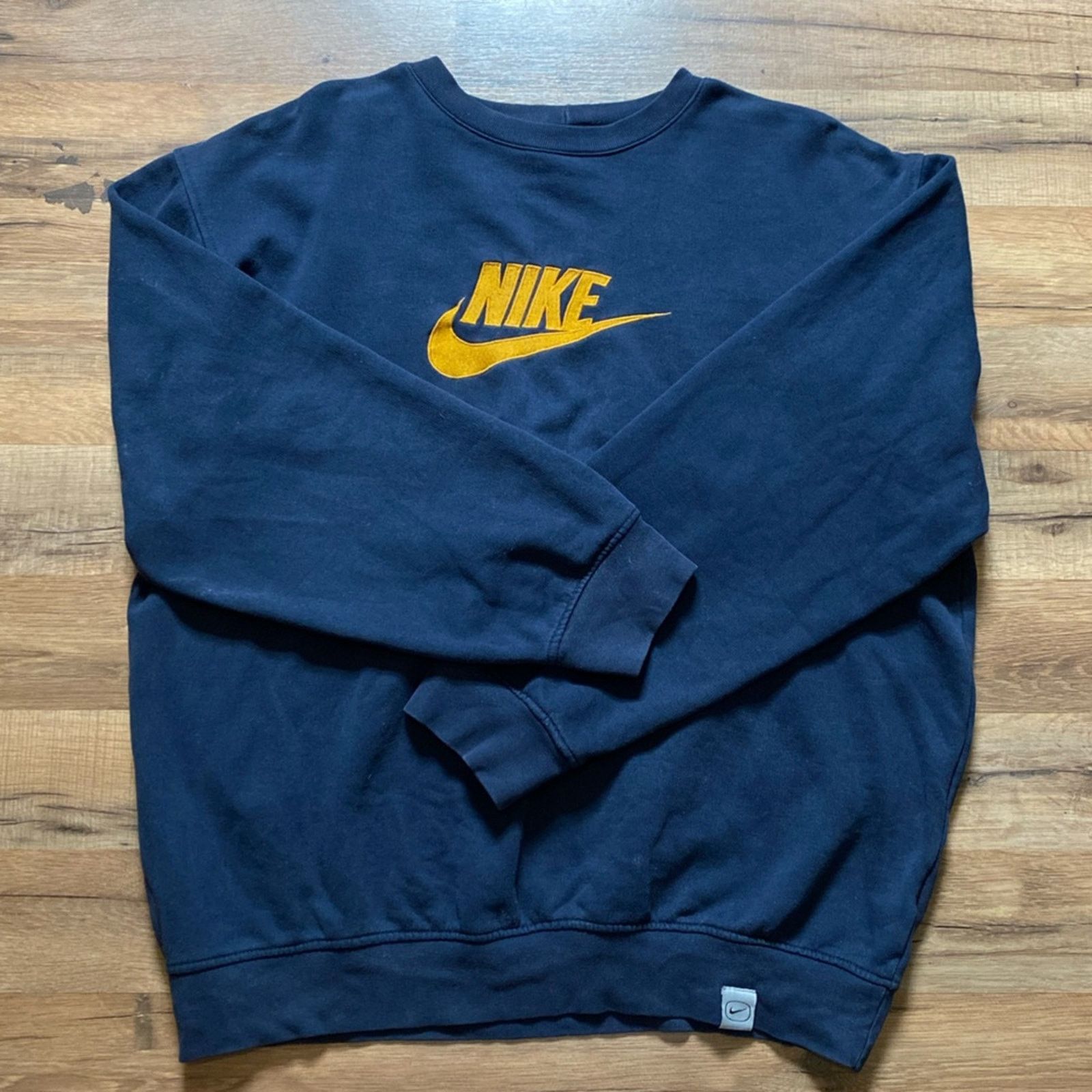 Nike Y2K Nike Spell Out Center Swoosh Crewneck Sweatshirt Size US L / EU 52-54 / 3 - 1 Thumbnail