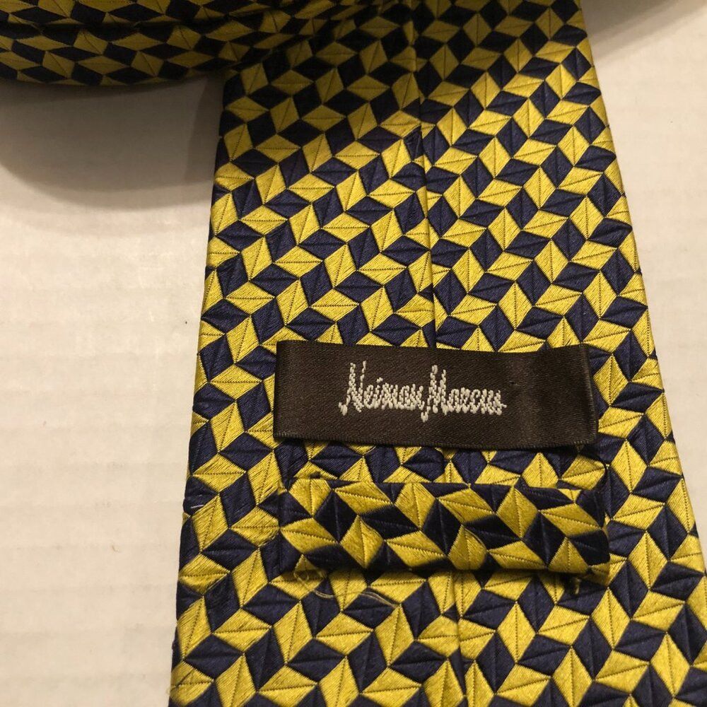 Neiman Marcus Neiman Marcus mens new silk tie width: 3 3/4" LENGTH: 59" Size ONE SIZE - 3 Thumbnail