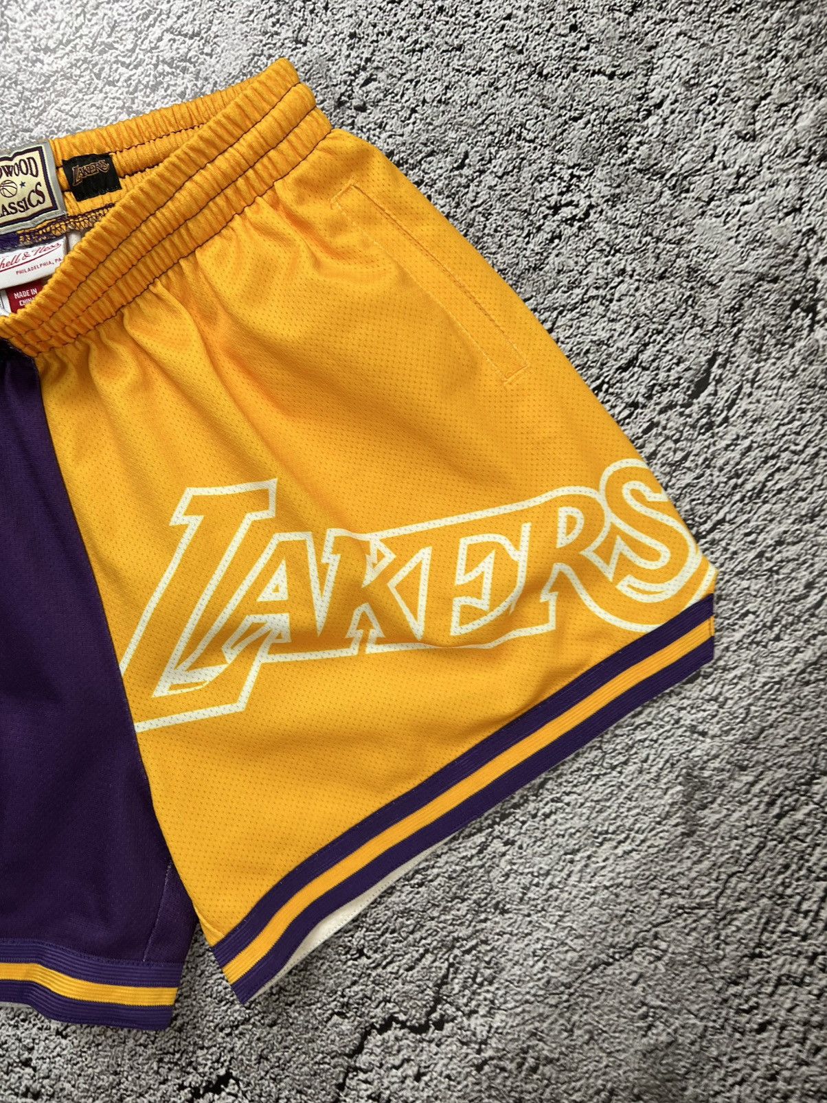 Mitchell & Ness Los Angeles Lakers NBA mitchell & ness overprinted shorts Size US 30 / EU 46 - 3 Thumbnail