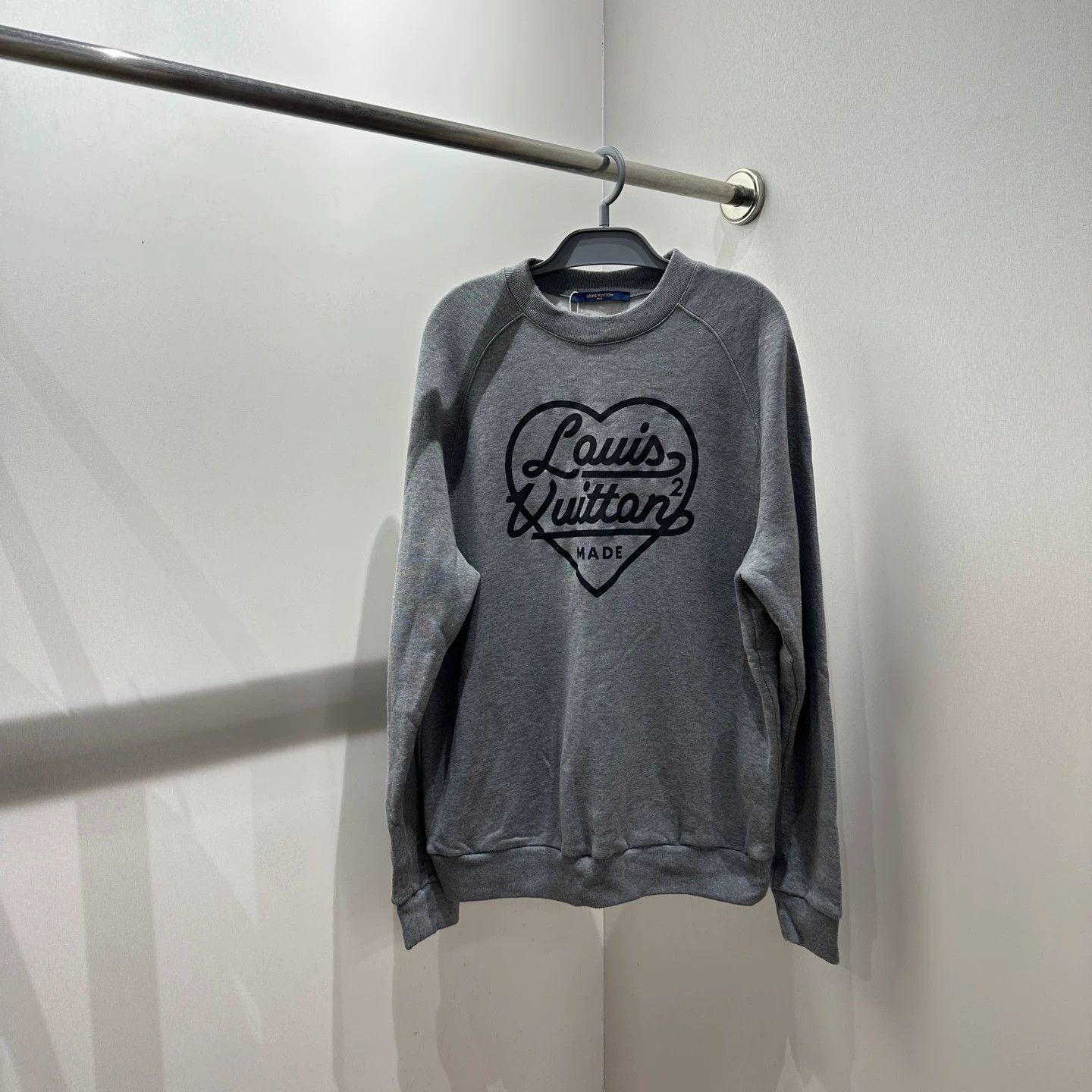 Louis Vuitton Louis Vuitton apr386 Heart Logo Longsleeve Sweatshirt L Size L / US 10 / IT 46 - 1 Thumbnail
