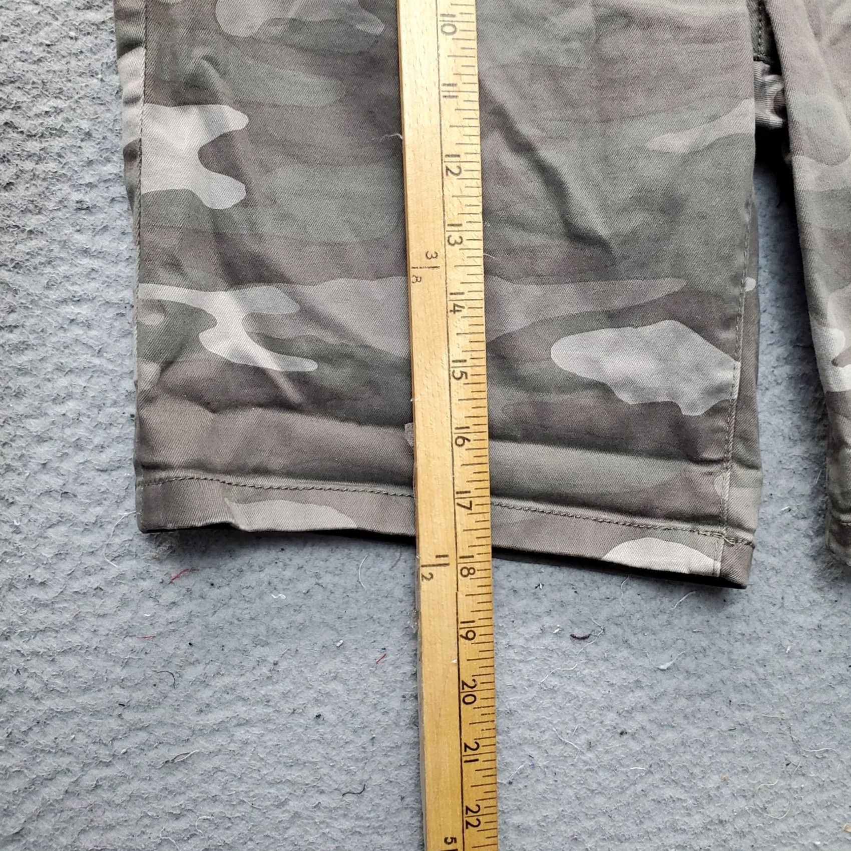Vintage Wit & Wisdom Bermuda Shorts Womens Size 6 Multi Camouflage Denim 5-Pocket Design Size 28" / US 6 / IT 42 - 6 Thumbnail
