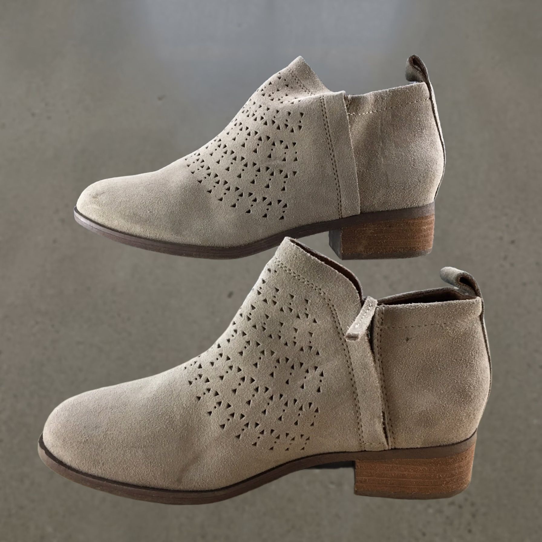 Toms TOMS Boots Womens 6.5 Deia Bootie Beige Perforated Casual Block Heels Ankle Top Boots Size M / US 6-8 / IT 42-44 - 1 Thumbnail