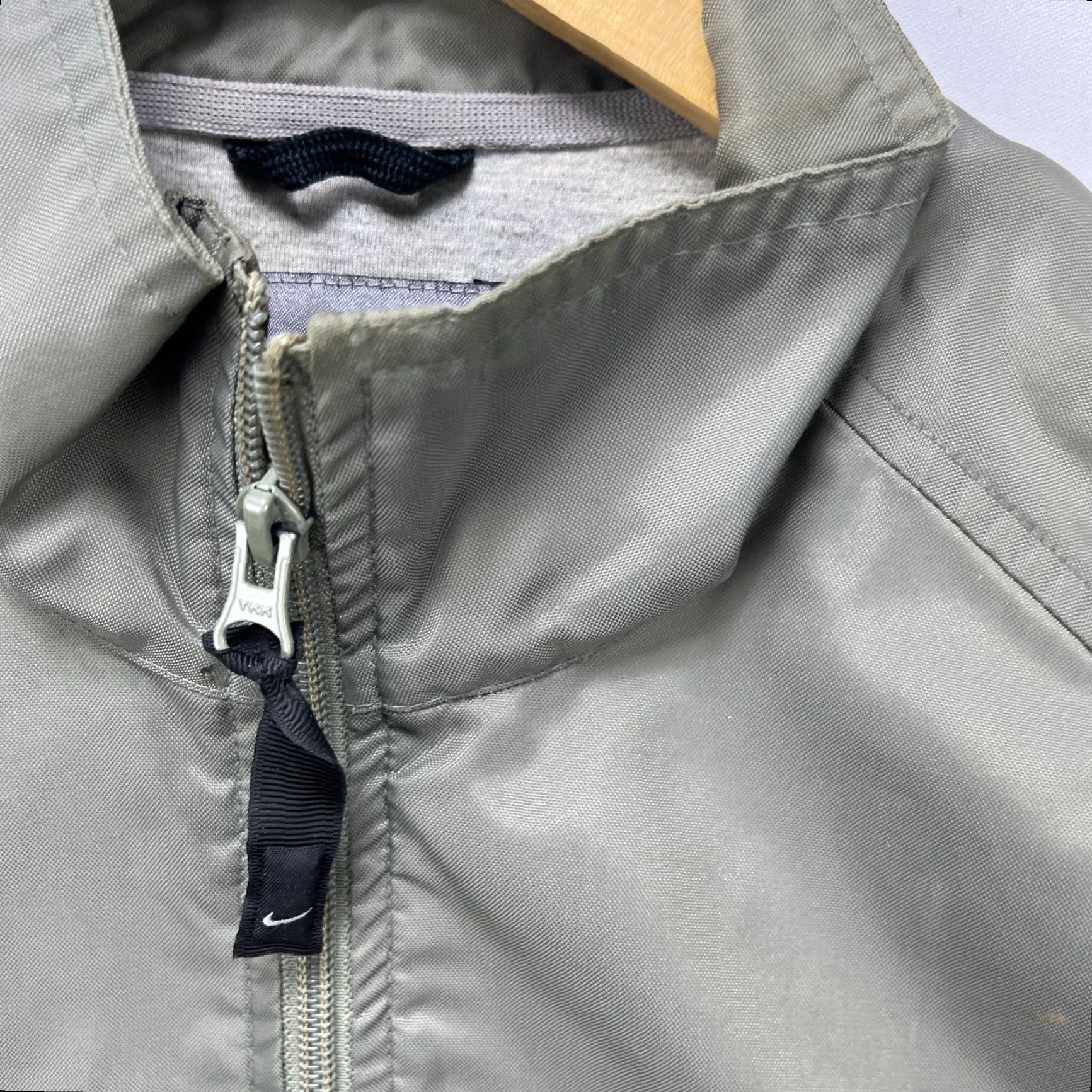Nike VINTAGE Nike Swoosh Windbreaker Jacket Small Men S Gray 90s Style Windbreaker Nike Mens S Grey 90s Size US S / EU 44-46 / 1 - 4 Thumbnail
