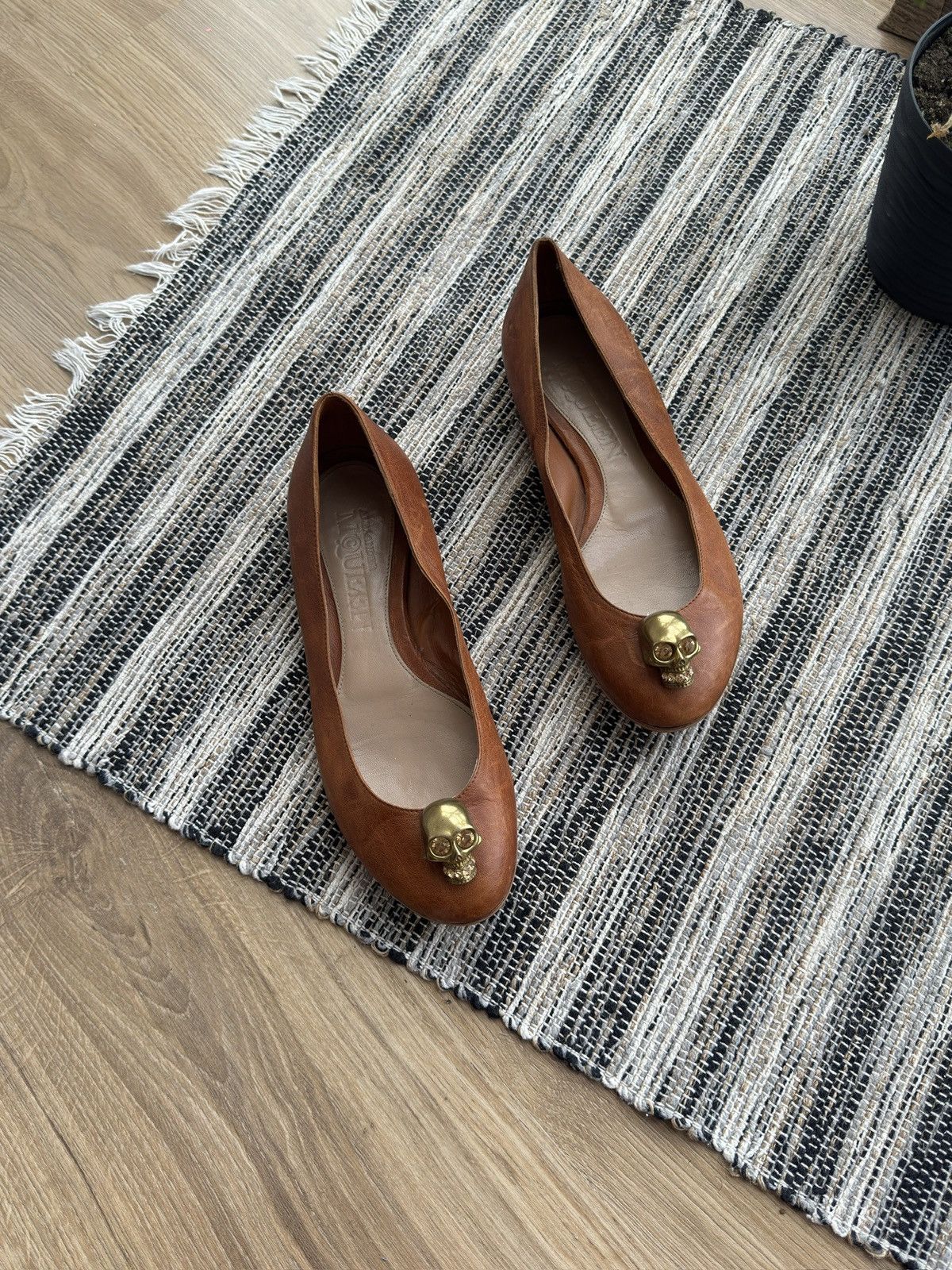 Alexander McQueen Alexander McQueen Vintage Ballets Flats Skull Logo Shoes Size US 6 / IT 36 - 2 Thumbnail