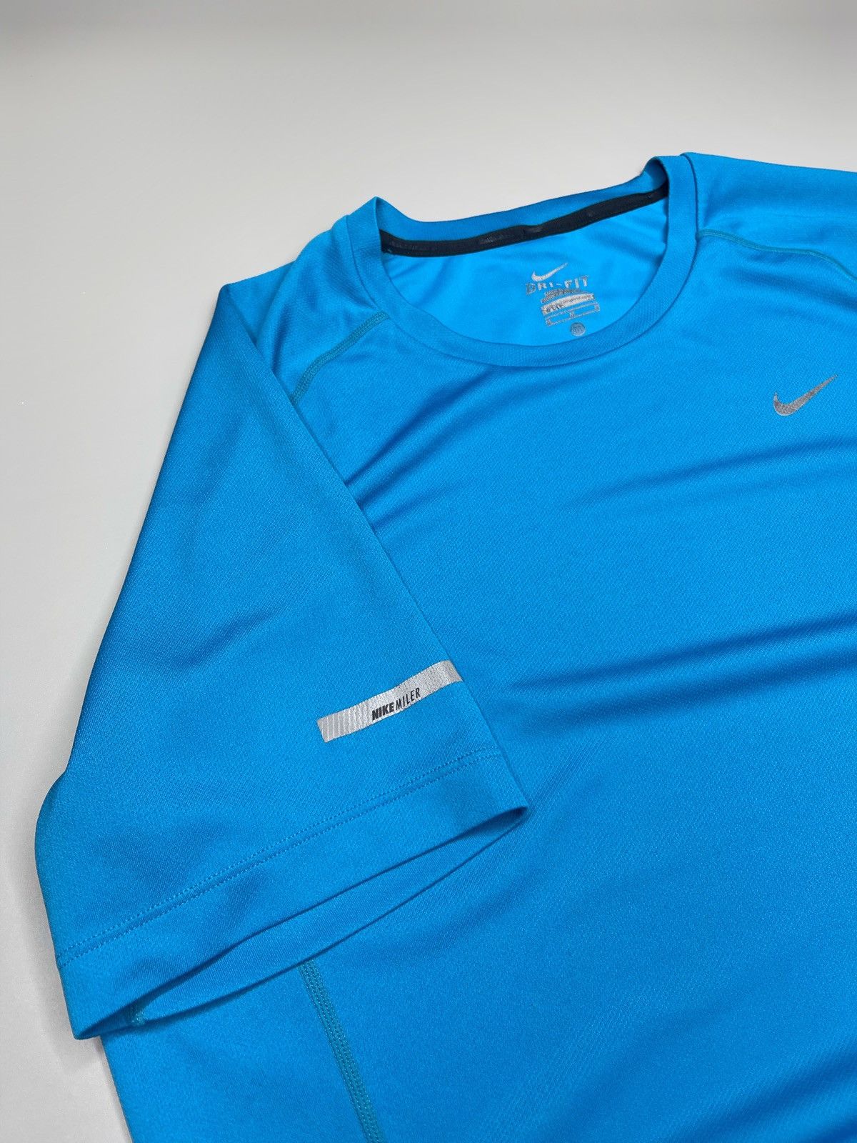 Vintage Vintage Y2K Nike Miler Dri-Fit Tee Size US M / EU 48-50 / 2 - 5 Thumbnail