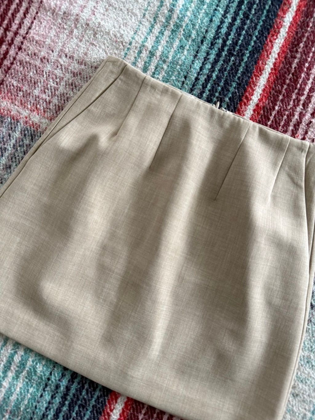 Aritzia Women's Babaton Aritzia Beige Mini Skirt Size 2 Size 26" / US 2 / IT 38 - 2 Thumbnail