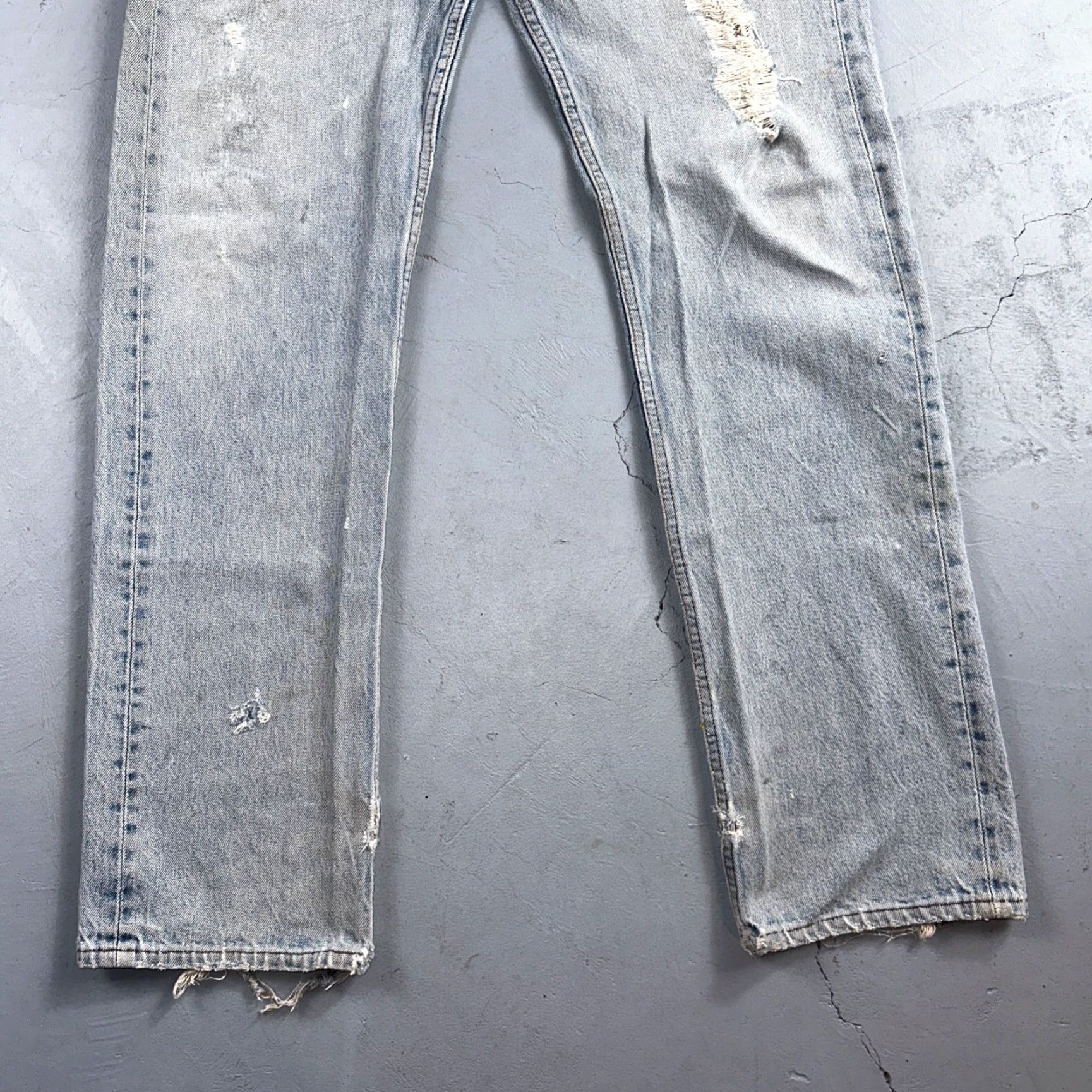 Levi's VINTAGE Levi's 501 Jeans Straight Denim Blue Light Wash 32x33 USA 90s Mens Classic Straight Leg Jeans Size US 32 / EU 48 - 3 Thumbnail