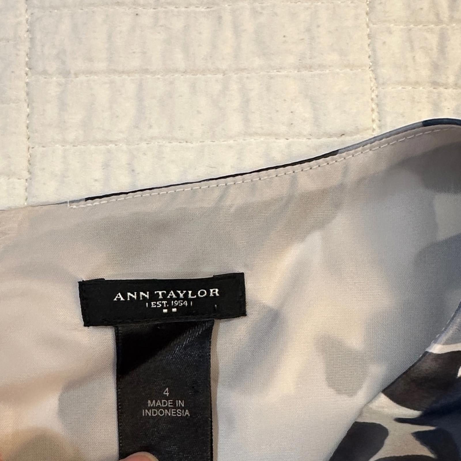 Ann Taylor Ann Taylor sz 4 Silk like Sleeveless Dress midi EUC Size S / US 4 / IT 40 - 4 Thumbnail