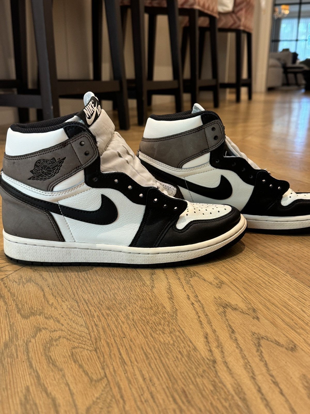 Nike Jordan 1 Retro High Top Dark Mocha Size US 7 / EU 40 - 1 Thumbnail