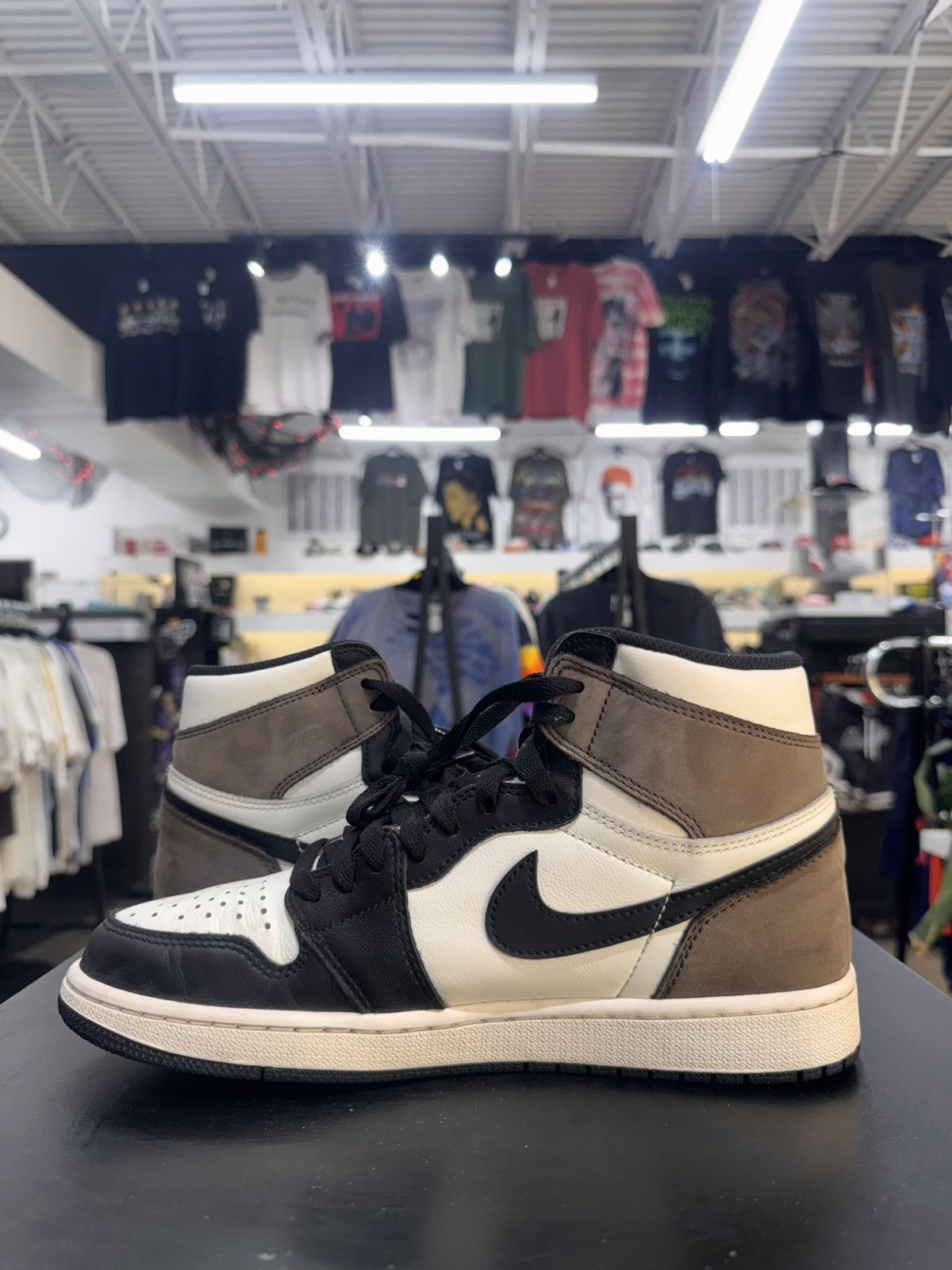 Jordan Brand Air Jordan 1 Dark Mocha Size 9 (2020) Size US 9 / EU 42 - 4 Thumbnail