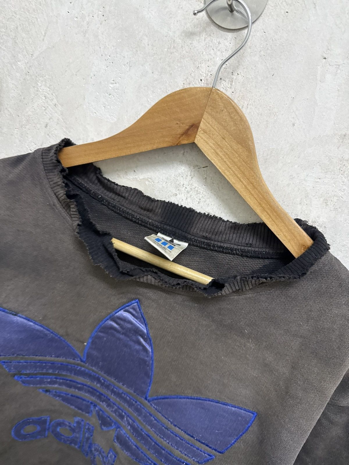 Adidas Vintage 90s Adidas Distressed Sunfaded Cropped Crewneck Size US S / EU 44-46 / 1 - 6 Thumbnail