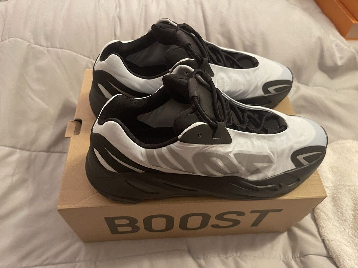 Yeezy Yeezy 700 mnvn metallic Size US 11 / EU 44 - 3 Thumbnail