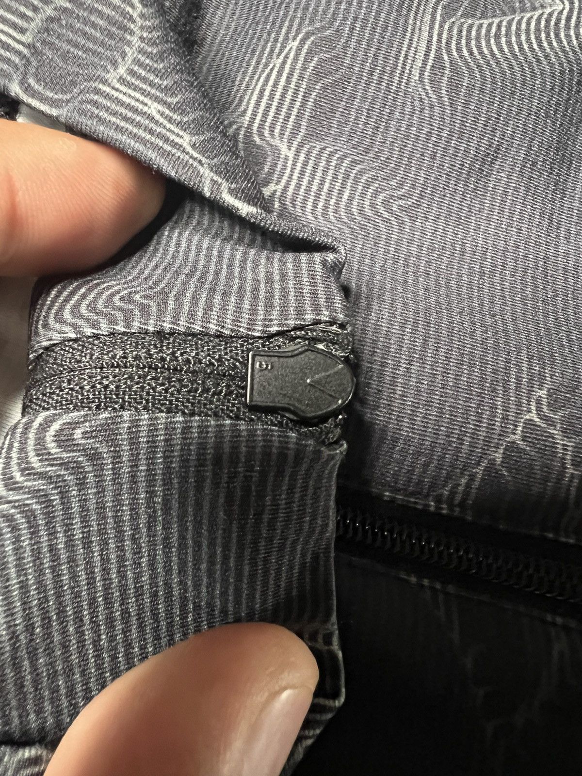 Louis Vuitton × Virgil Abloh Louis Vuitton 2054 Technical Half zip L/S Mono Size US L / EU 52-54 / 3 - 8 Thumbnail