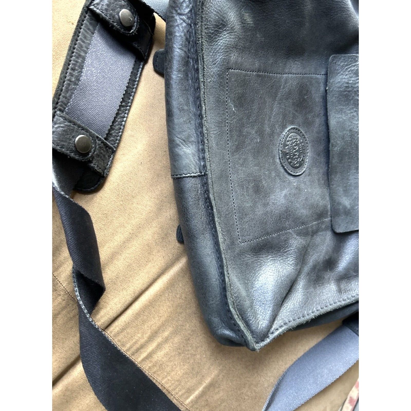 Roots ROOTS The Bourne Legacy Canada Leather Crossbody Messenger Bag 13" Men Black Leather Messenger Bag 13" Canada Roots Mens Mens Leather Crossbody Bag Size ONE SIZE - 7 Thumbnail