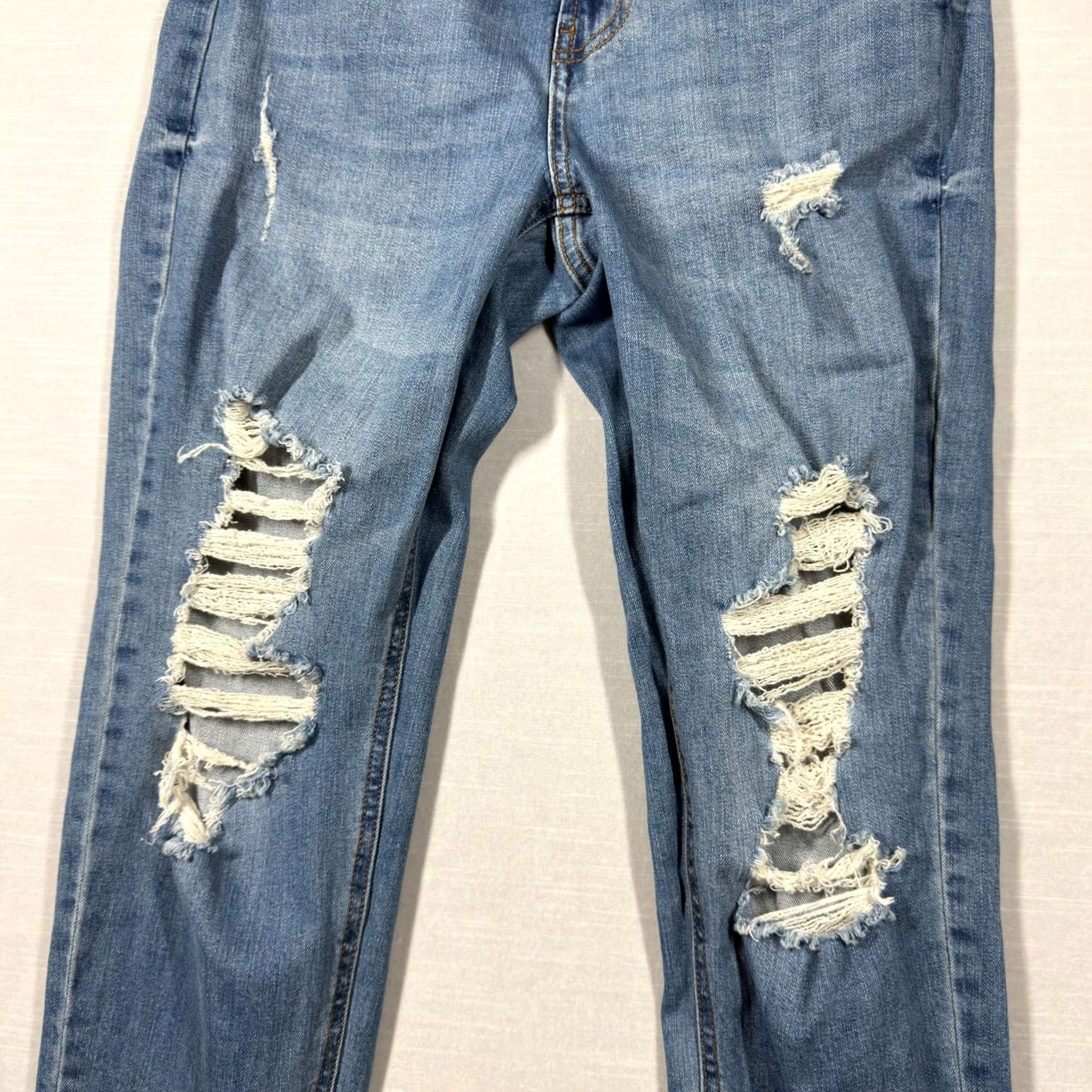 Vintage Wild Fable Jeans Womens 6 Blue Straight Leg Medium Washed Distressed Ripped Mom Jeans 90s Grunge Womens Size 28" / US 6 / IT 42 - 3 Thumbnail