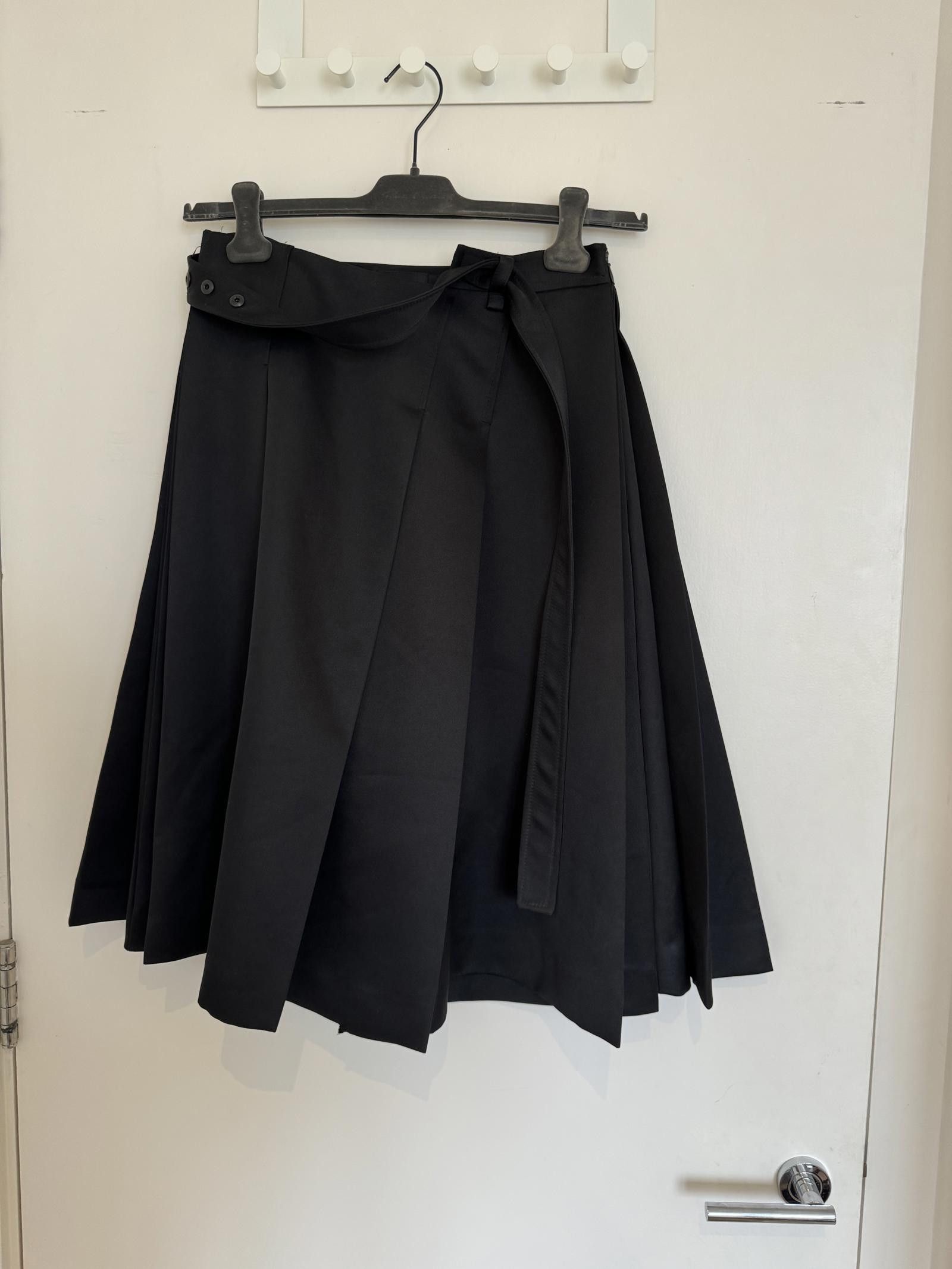 Designer We11done Skirt. Black Midi. Made in Korea. Size Small. Size 28" / US 6 / IT 42 - 1 Thumbnail