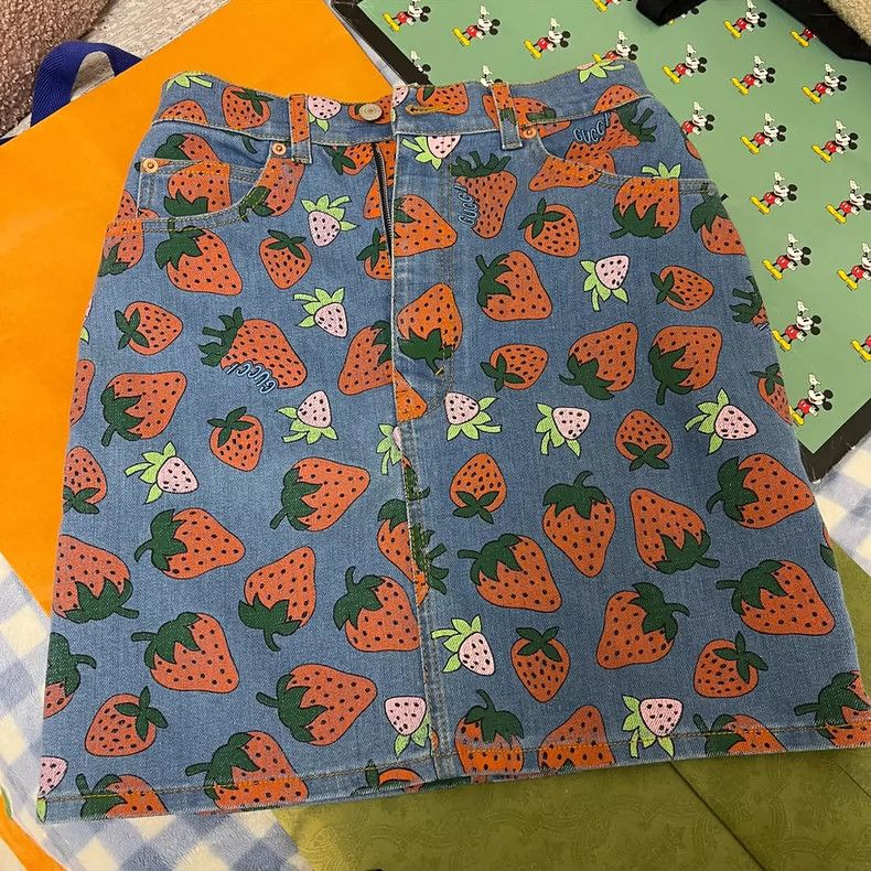 Gucci Gucci Strawberry denim skirt Size 26" / US 2 / IT 38 - 2 Thumbnail