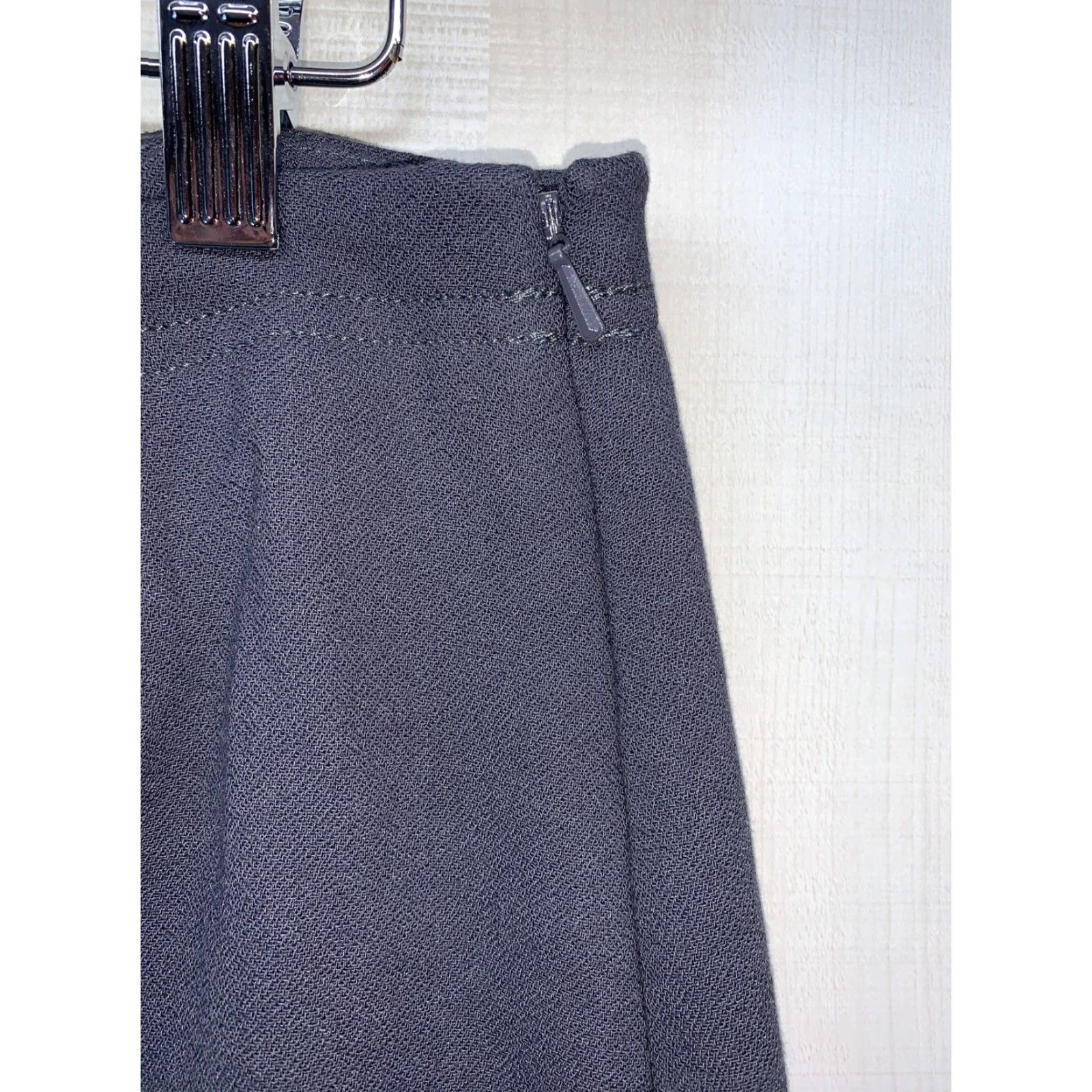 Banana Republic Banana Republic Skirt Women’s Petite Dark Gray Size 6P NWT-3966, See Photo, Zips, Solid, Black? (Note: Gray) Size 28" / US 6 / IT 42 - 5 Thumbnail