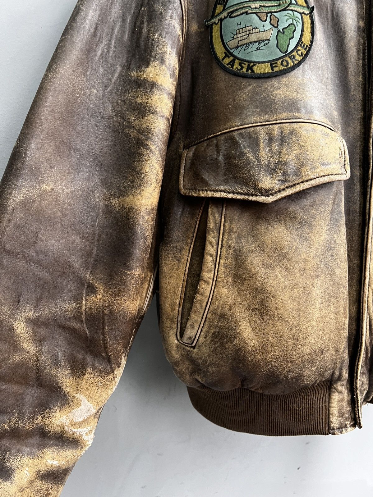 Leonard Paris Avirex style distressed true vintage leather bomber jacket Size US M / EU 48-50 / 2 - 7 Thumbnail