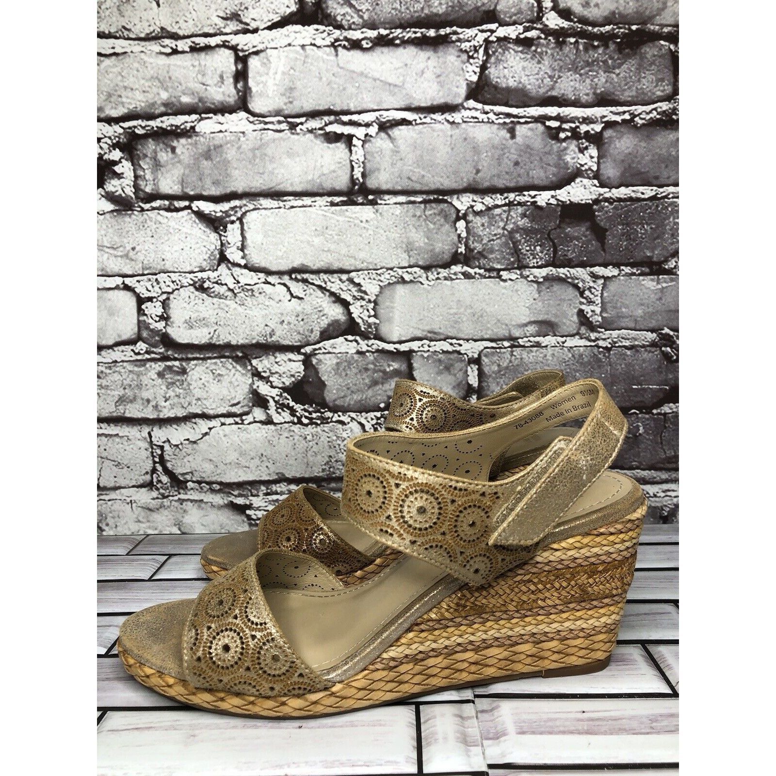 Johnston & Murphy Johnston & Murphy Georgiana Metallic Gold Leather Wedge Stra Size US 9.5 / IT 39.5 - 5 Thumbnail