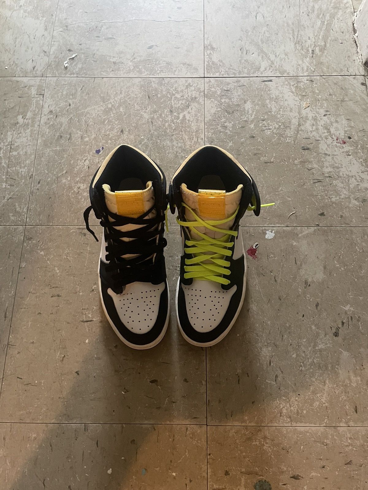 Jordan Brand × Nike Air Jordan 1 Retro High OG 'Volt Gold Size US 9.5 / EU 42-43 - 3 Thumbnail