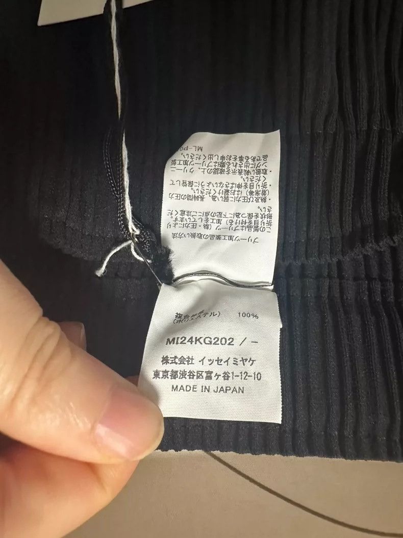 Issey Miyake Issey Miyake size:one size Black pleated skirt Size 22" - 4 Thumbnail