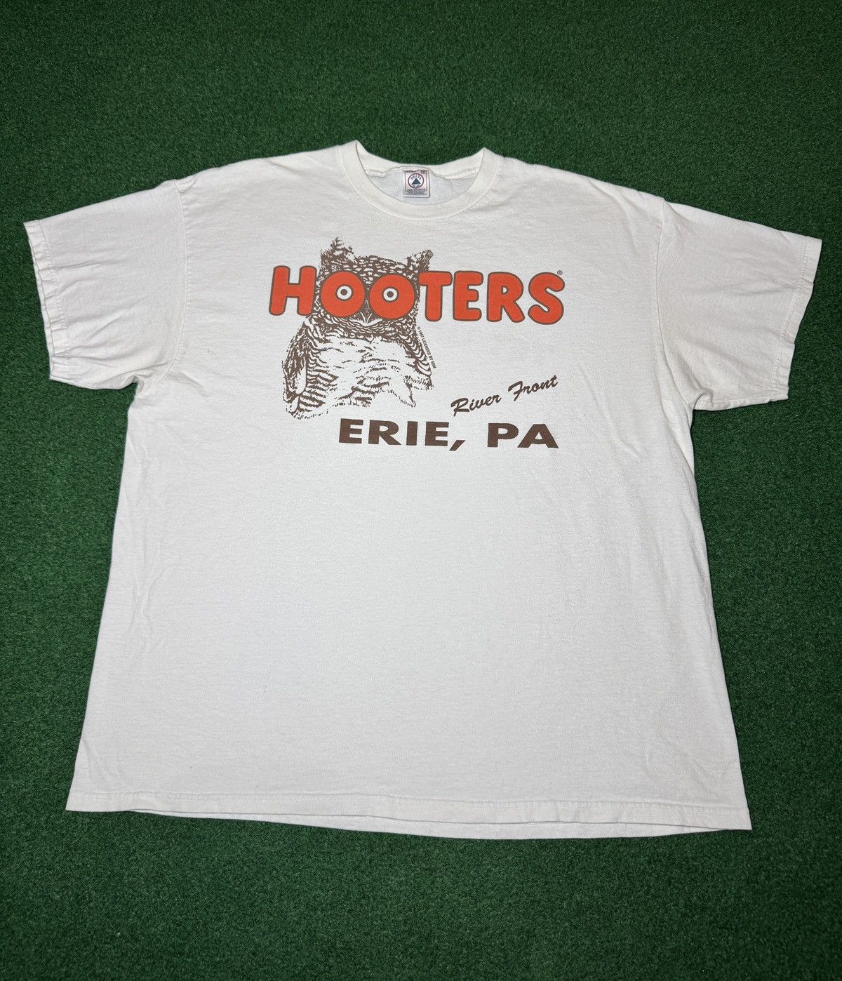 Vintage Hooters Restaurant Erie Pennsylvania XXL Vintage 90s T Shirt Size US XXL / EU 58 / 5 - 1 Thumbnail