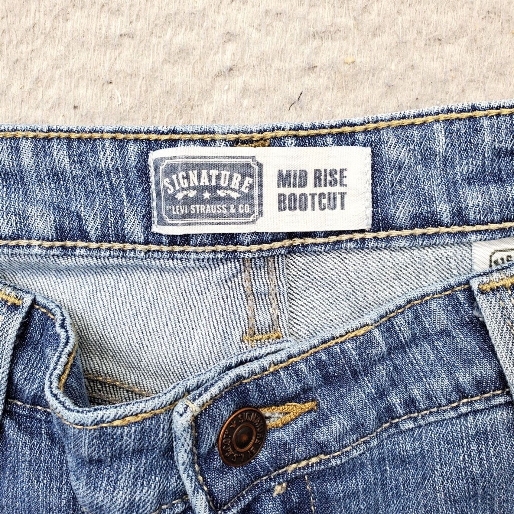 Levi's Levi's Bootcut Jeans Womens Size 14M Blue Denim Mid Rise Classic 29.25 Inseam 38.75 Outseam 5-Pocket Denim Comfort Pockets Button Zipper 29.25" Size 36" / US 14 / IT 50 - 7 Thumbnail