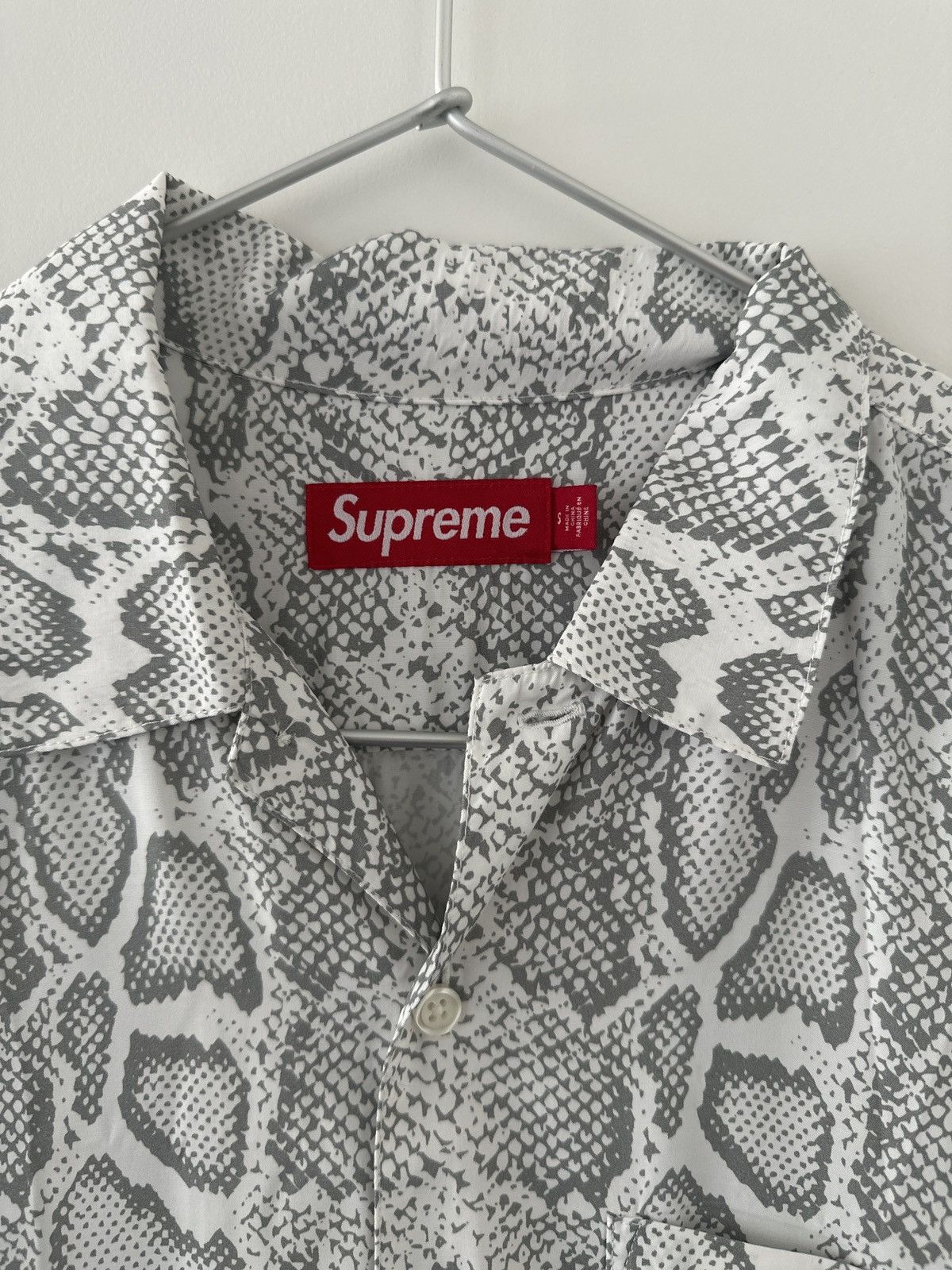 Supreme Supreme Snake Short-Sleeve Shirt 'White' Size US S / EU 44-46 / 1 - 4 Thumbnail