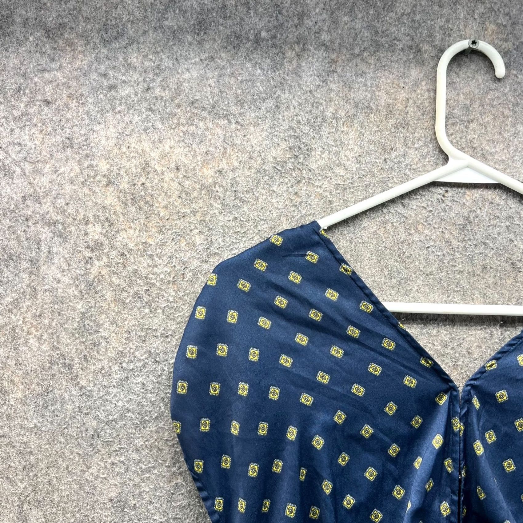Free People Free People Shirt Women Large Blue Navy Silky Patterns Tie Sleeveless Blouse Top - Vintage Size L / US 10 / IT 46 - 3 Thumbnail