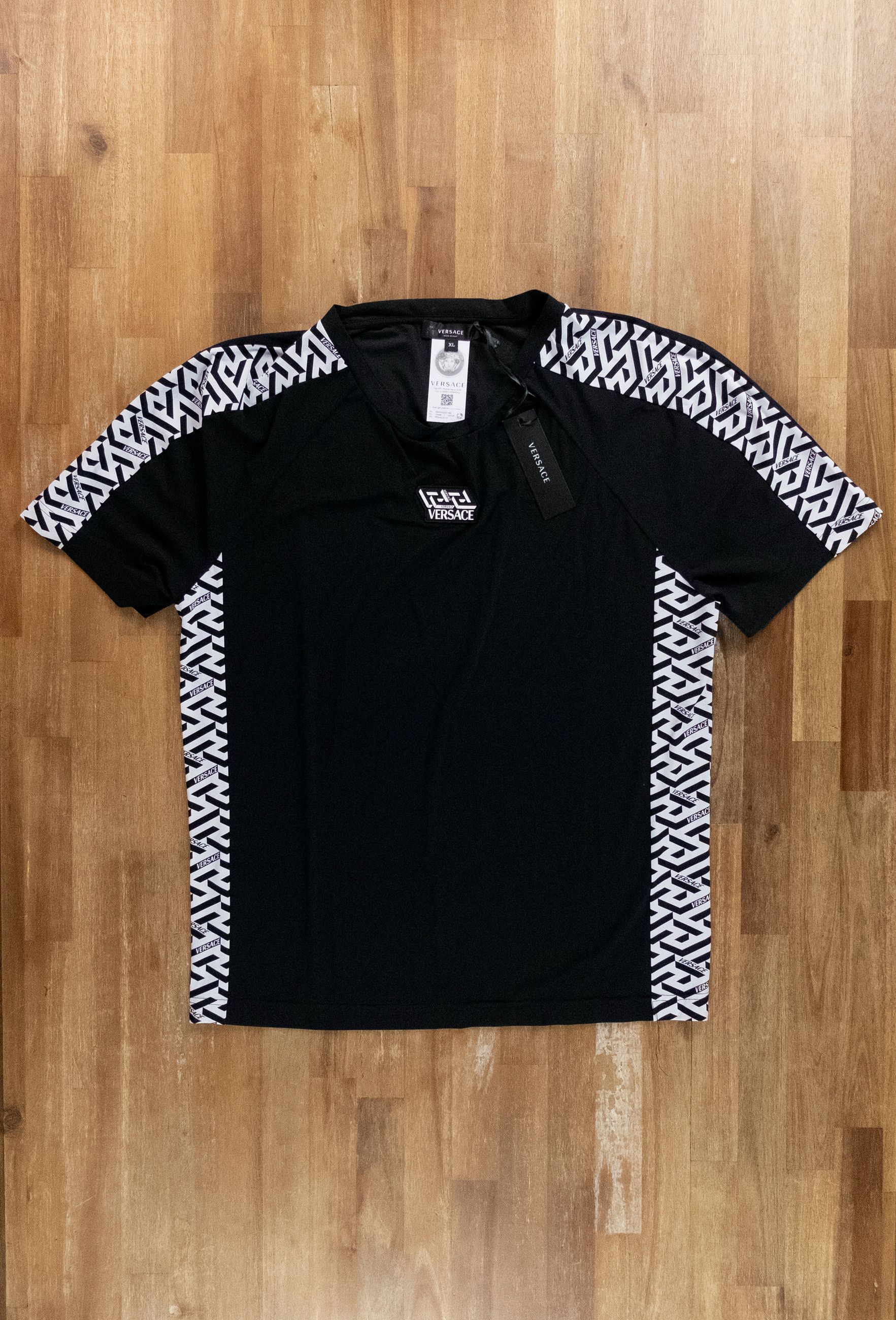 Versace VERSACE black & white La Greca nylon gym t-shirt XL Size US XL / EU 56 / 4 - 5 Thumbnail