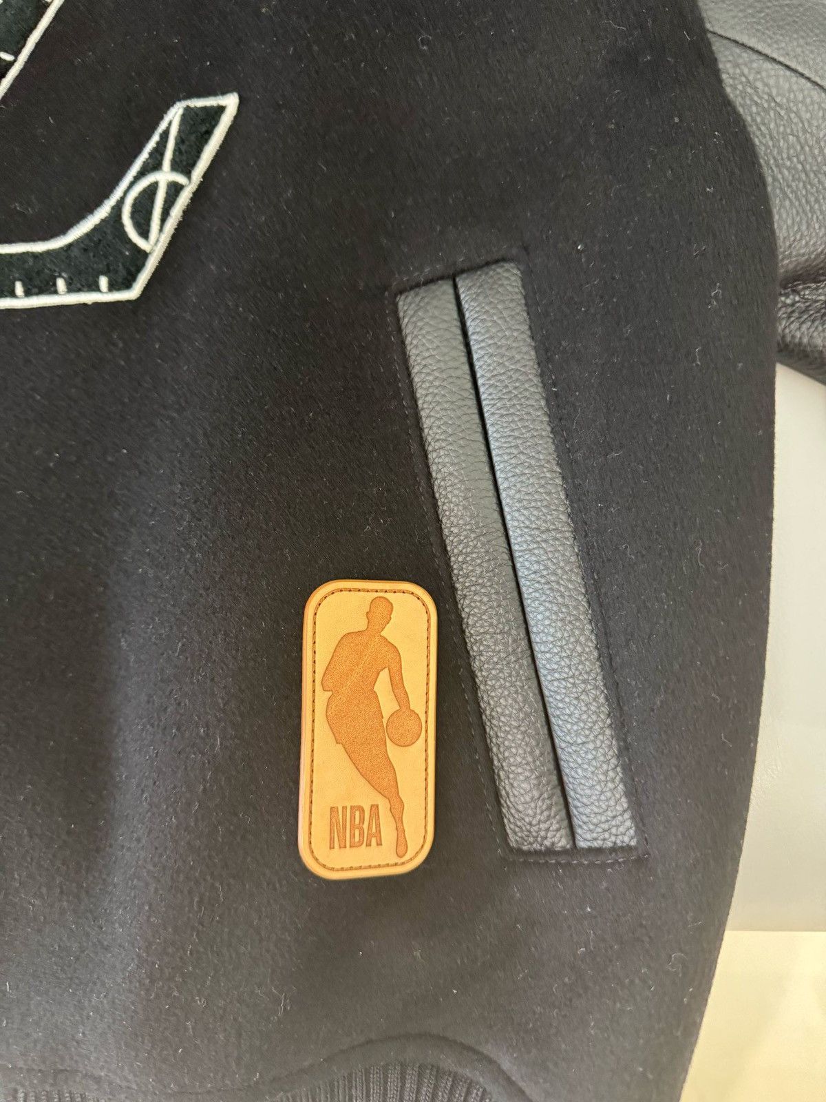 Louis Vuitton Louis Vuitton x NBA Basketball Leather Jacket Size US M / EU 48-50 / 2 - 22 Thumbnail