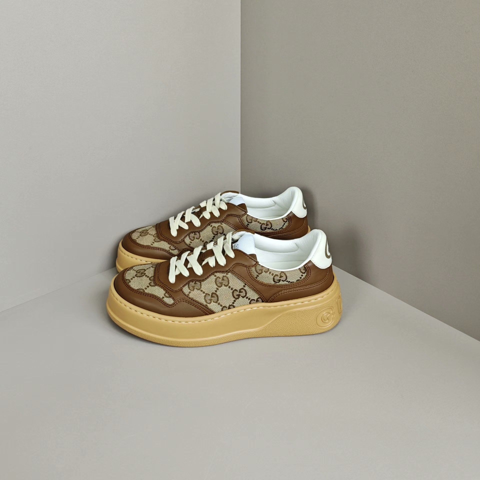 Gucci Gucci Lowtop Sneakers us_6 Women Size US 6 / IT 36 - 1 Thumbnail