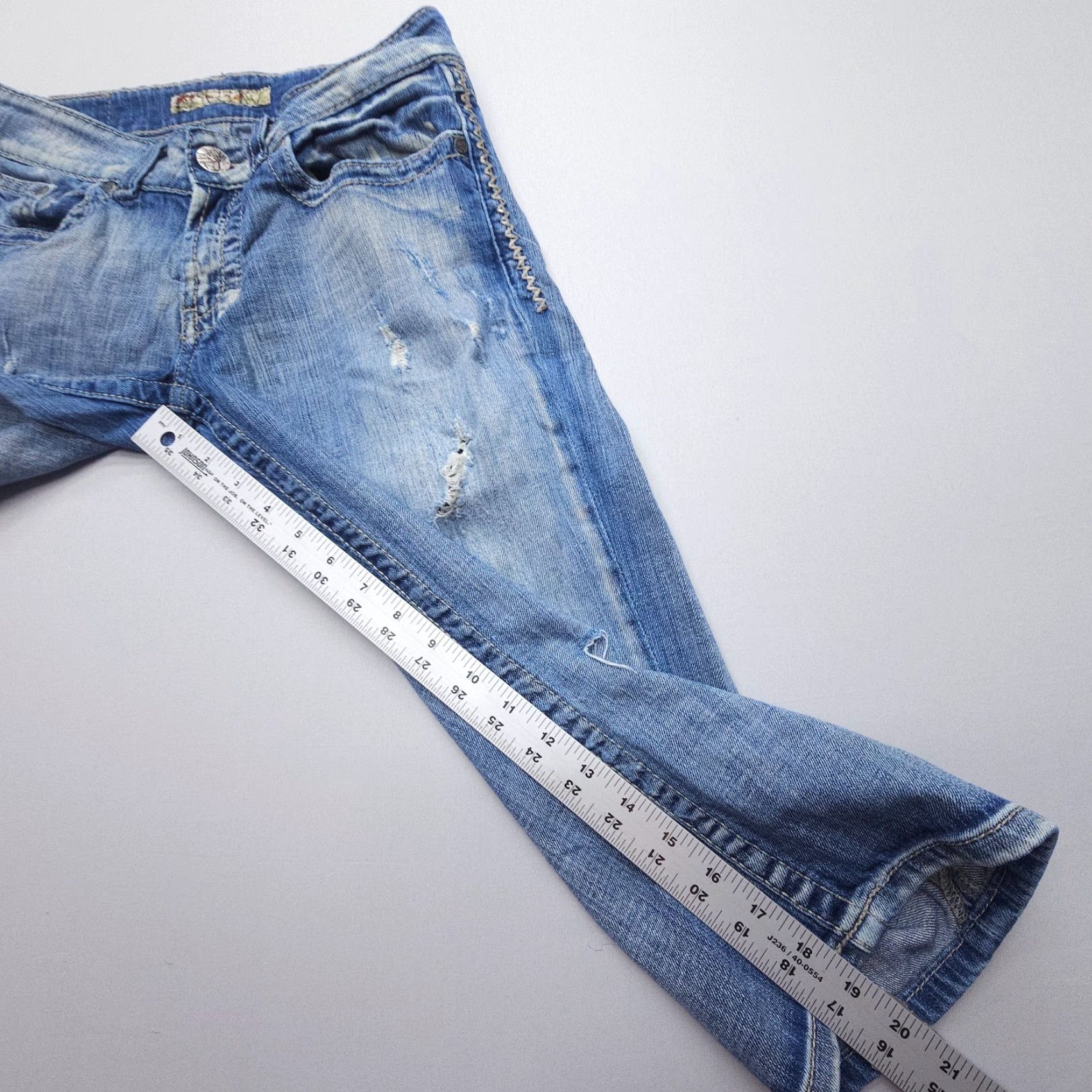 Vintage Buckle BKE Culture Capri Jeans Blue Distressed Low Rise 28 Regular Women Jeans Capris 5-Pocket Denim Capris Size 28" / US 6 / IT 42 - 7 Thumbnail