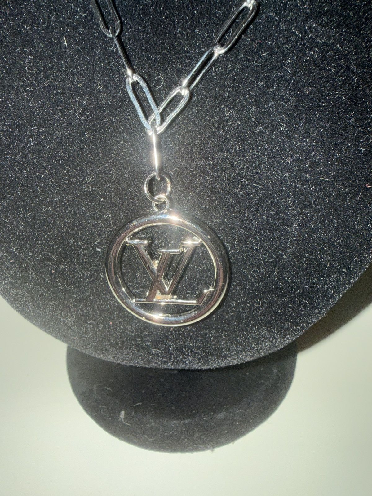 Louis Vuitton LV Charm on Silver plated necklace Size ONE SIZE - 2 Thumbnail