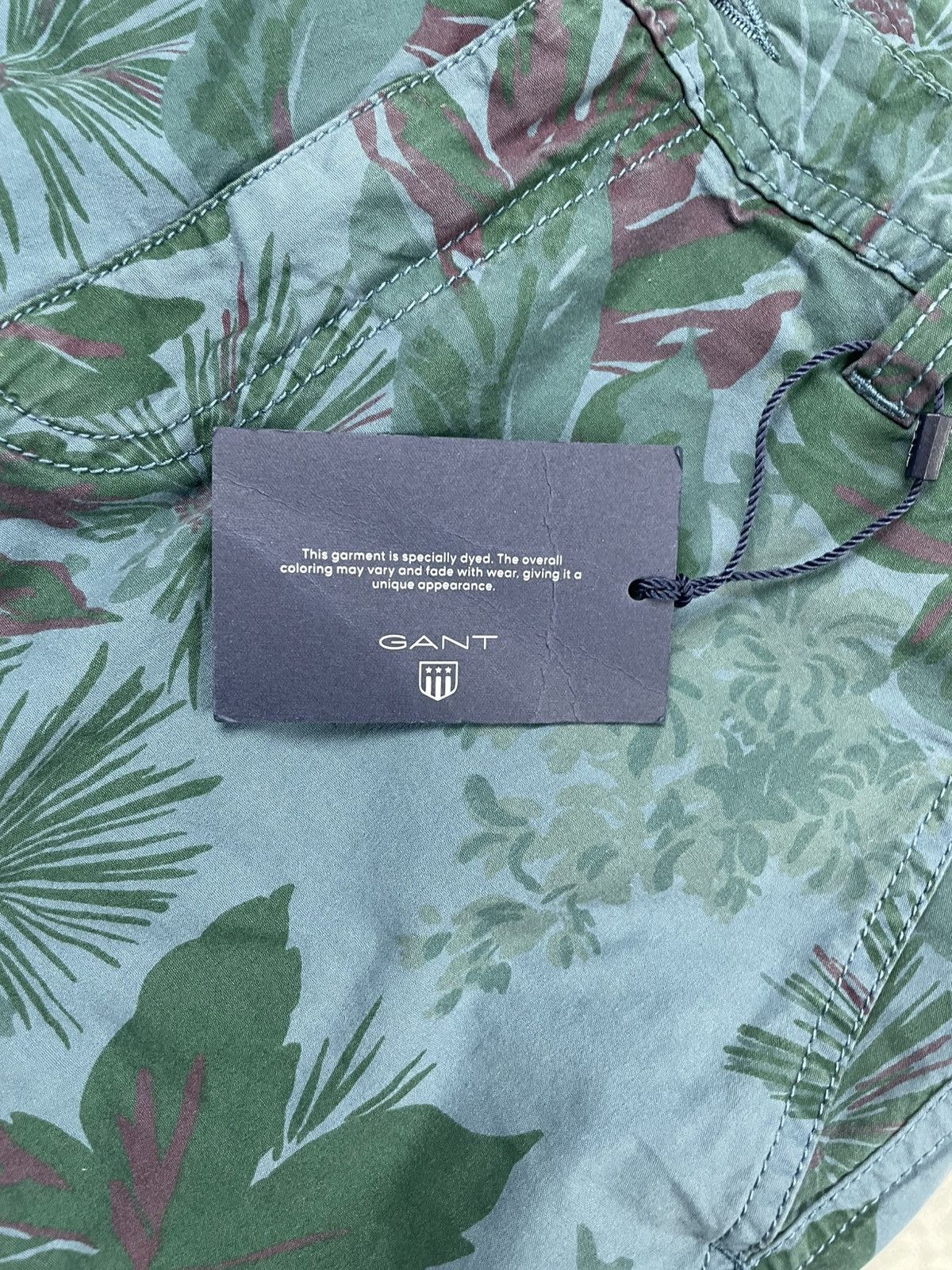 Gant (Men’s) GANT W31 – Flower Cargo Shorts, Regular Fit Summer Size US 31 - 8 Thumbnail