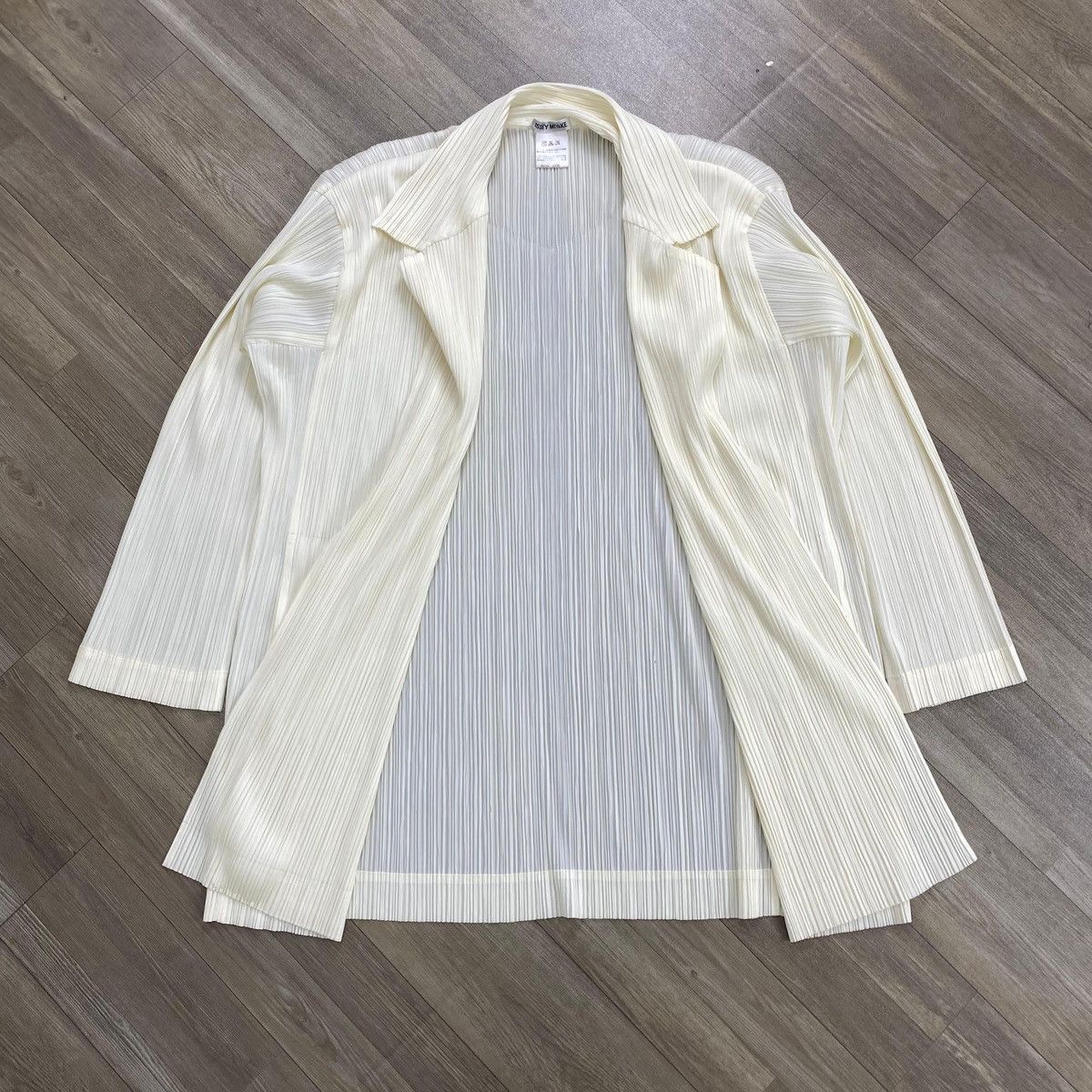 Pleats Please Issey Miyake Vintage Pleats Please by Issey Miyake Beige Blazer🖤 Size M / US 6-8 / IT 42-44 - 1 Thumbnail