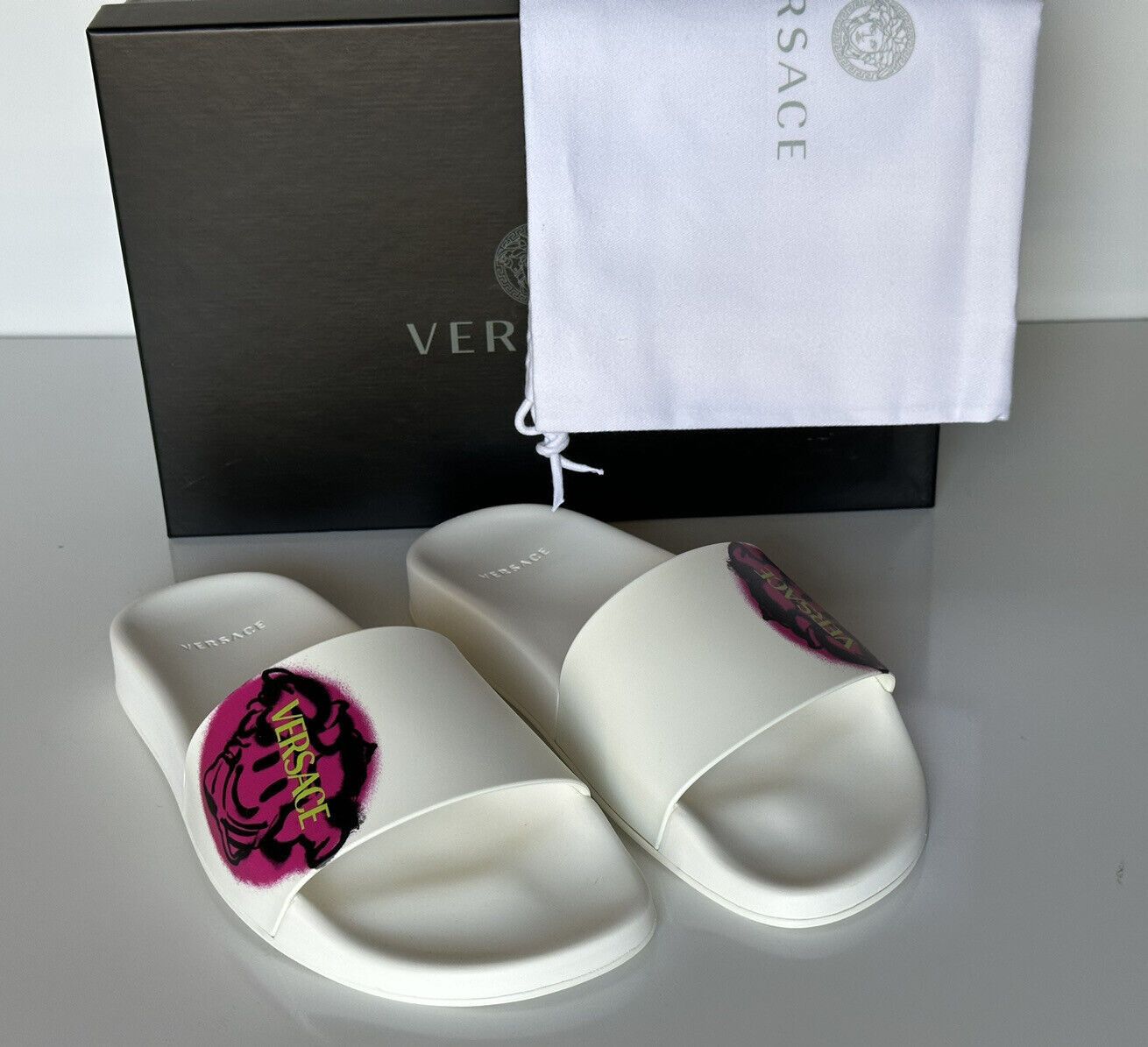 o1bs11s0923 Slides in White/Fuxia