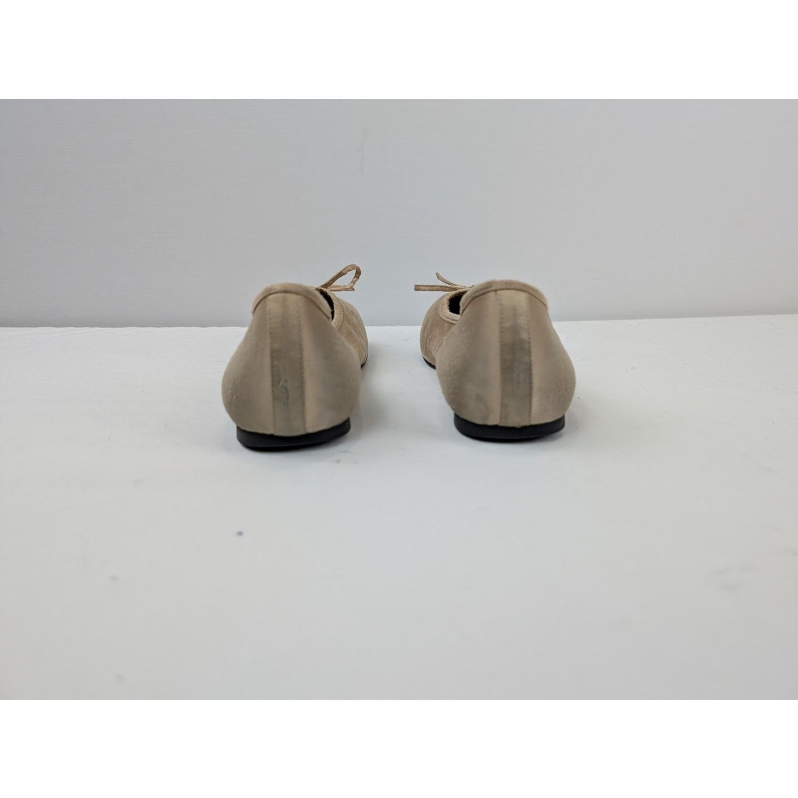 Balenciaga o1rshd1 Leopold Flat Satin Mule Shoe in Light Beige Size US 7 / EU 40 - 13 Thumbnail